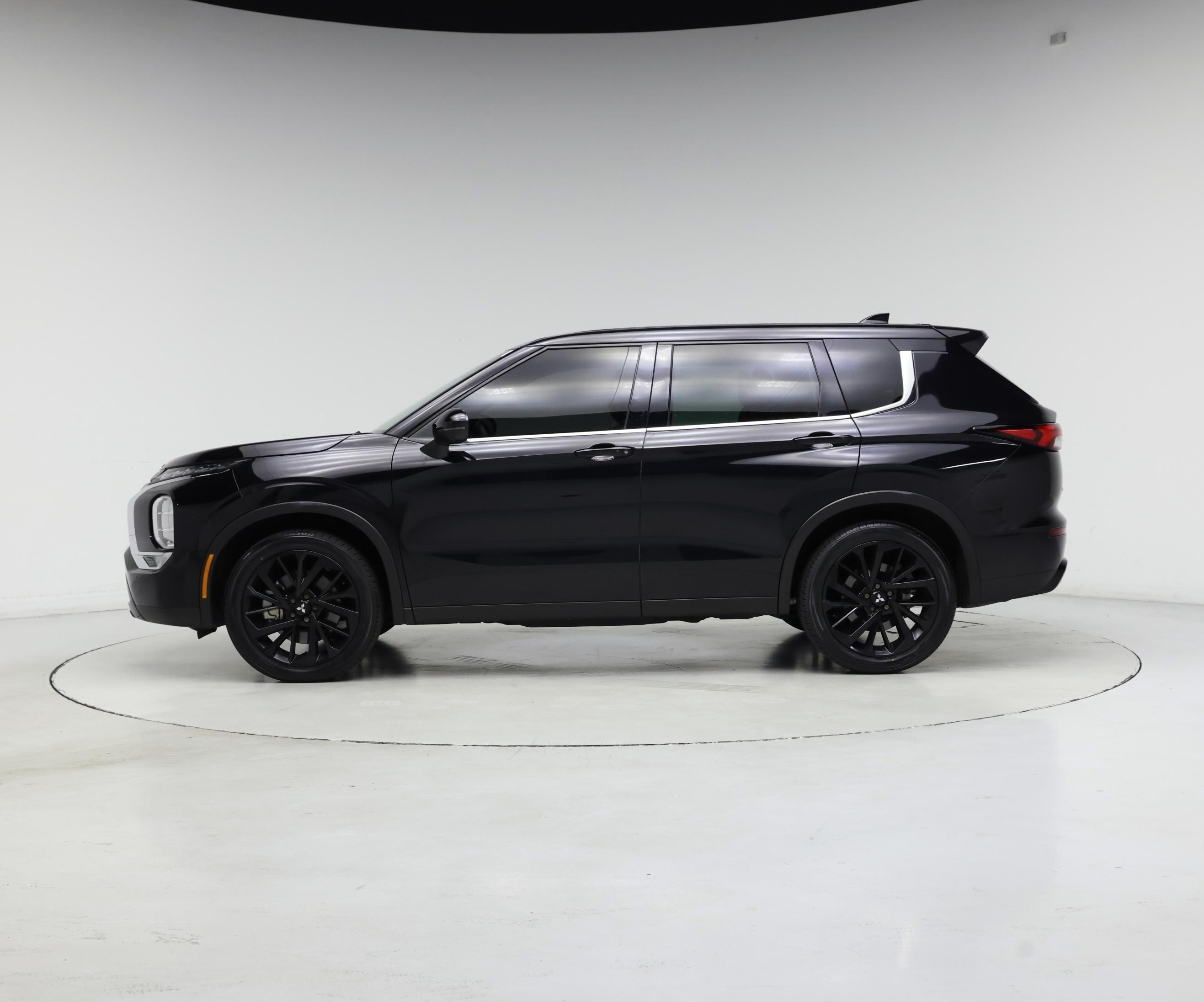 Thumbnail: 2023 Mitsubishi Outlander - 3