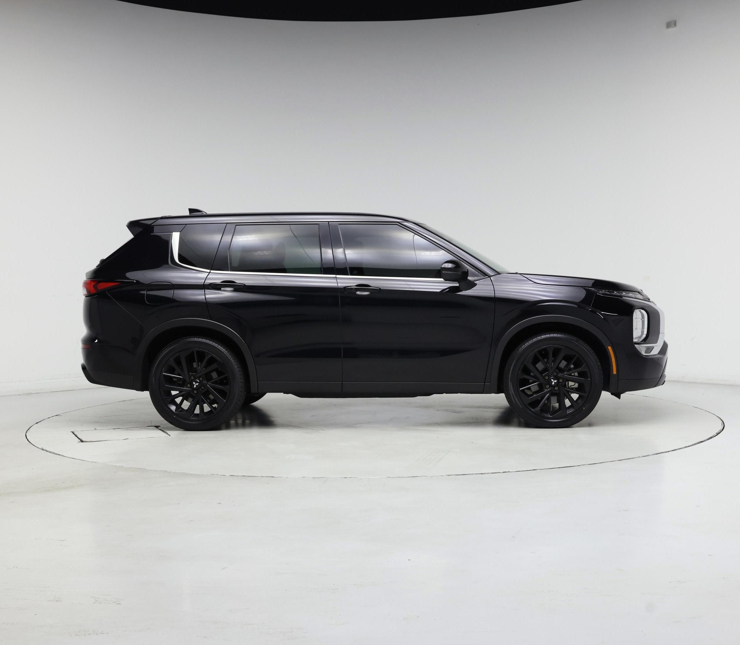 Thumbnail: 2023 Mitsubishi Outlander - 7