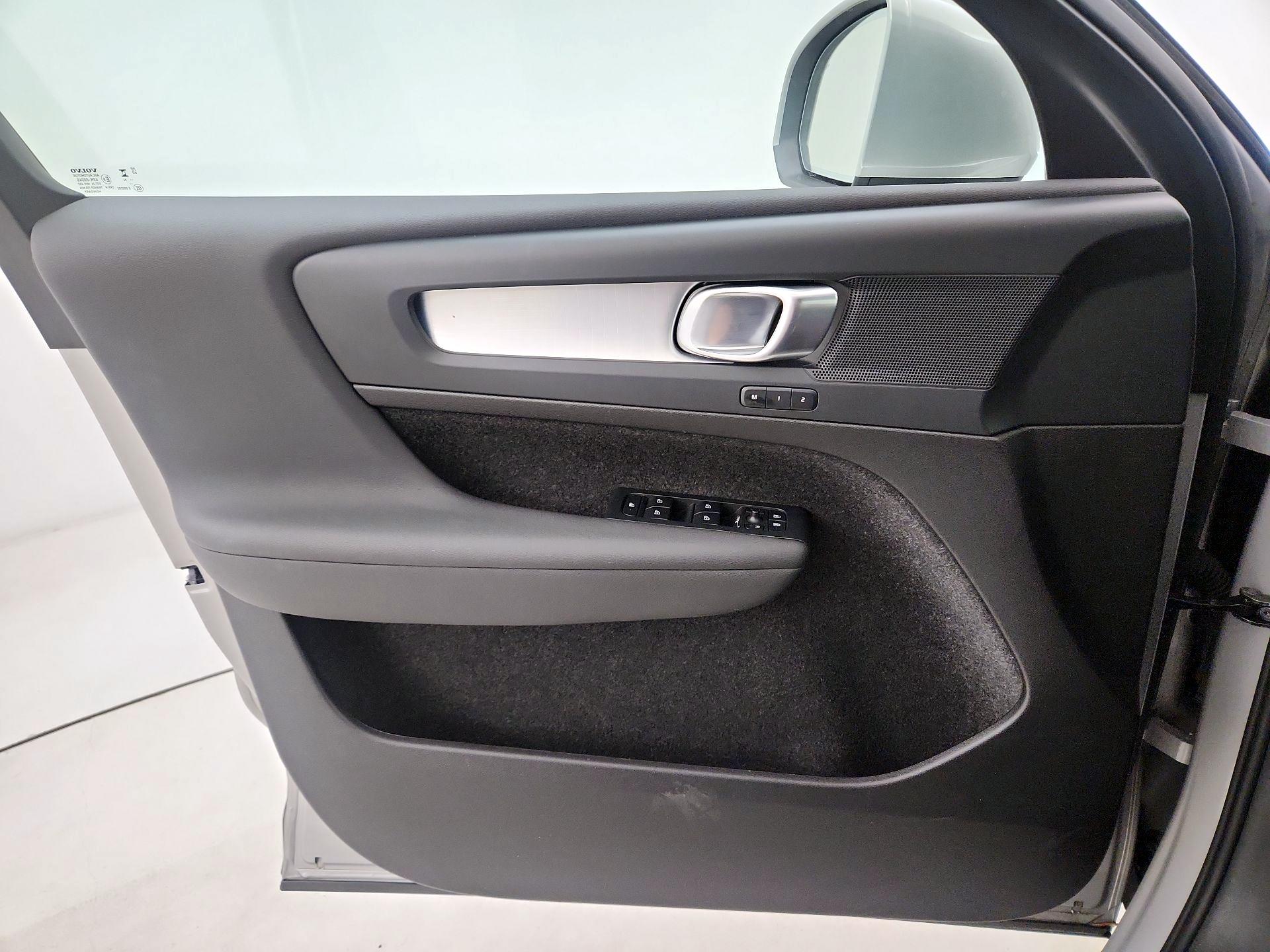 Thumbnail: 2025 Volvo XC40 - 12