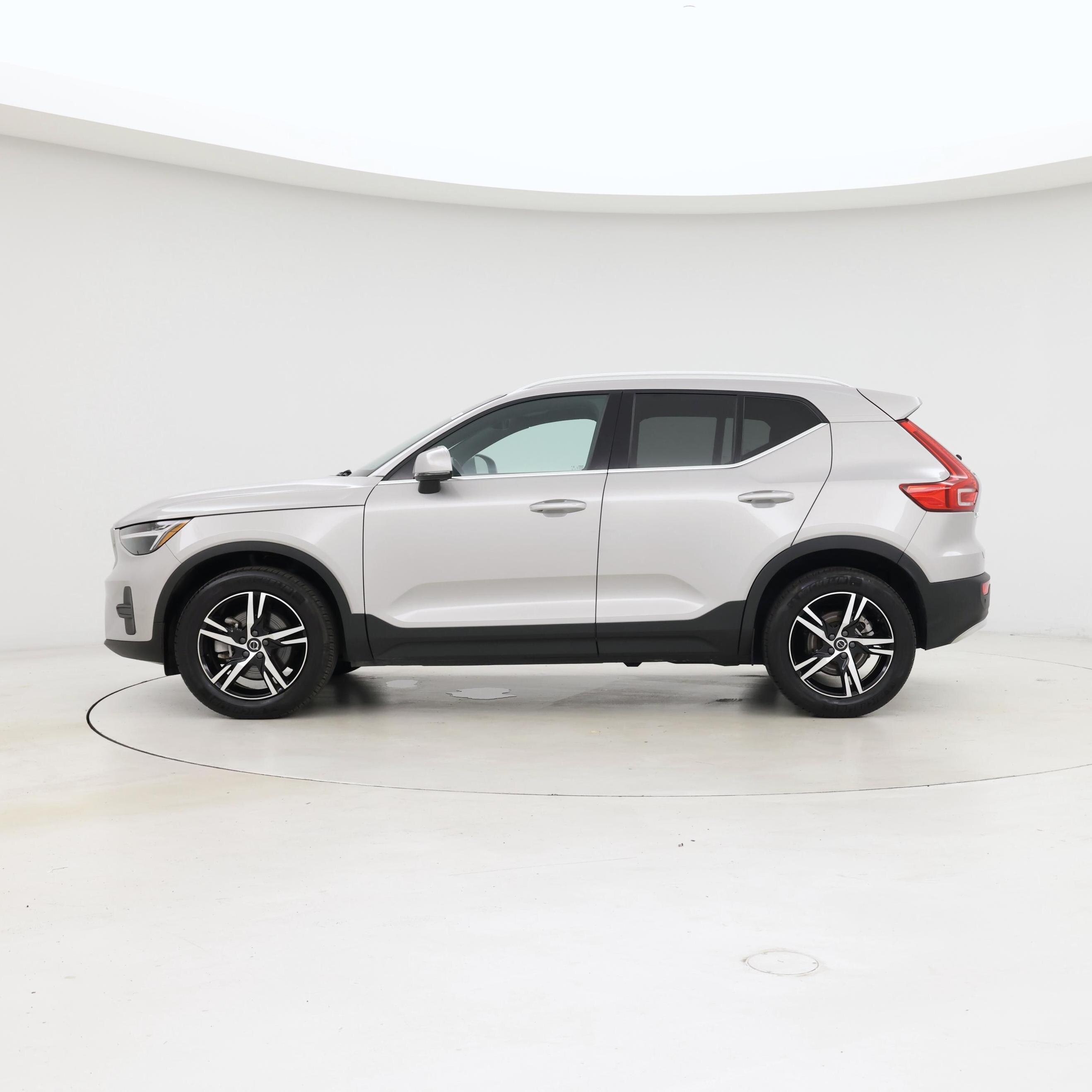 Thumbnail: 2025 Volvo XC40 - 3