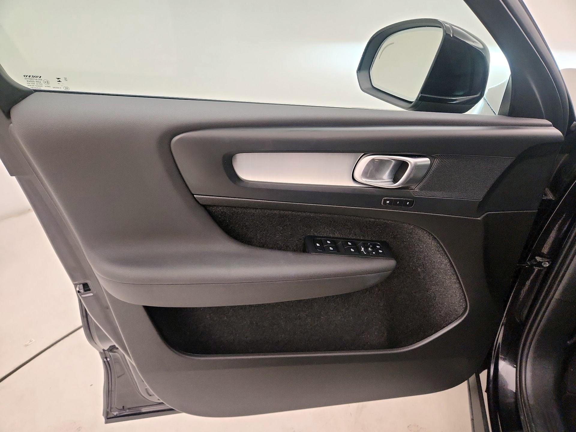 Thumbnail: 2025 Volvo XC40 - 12