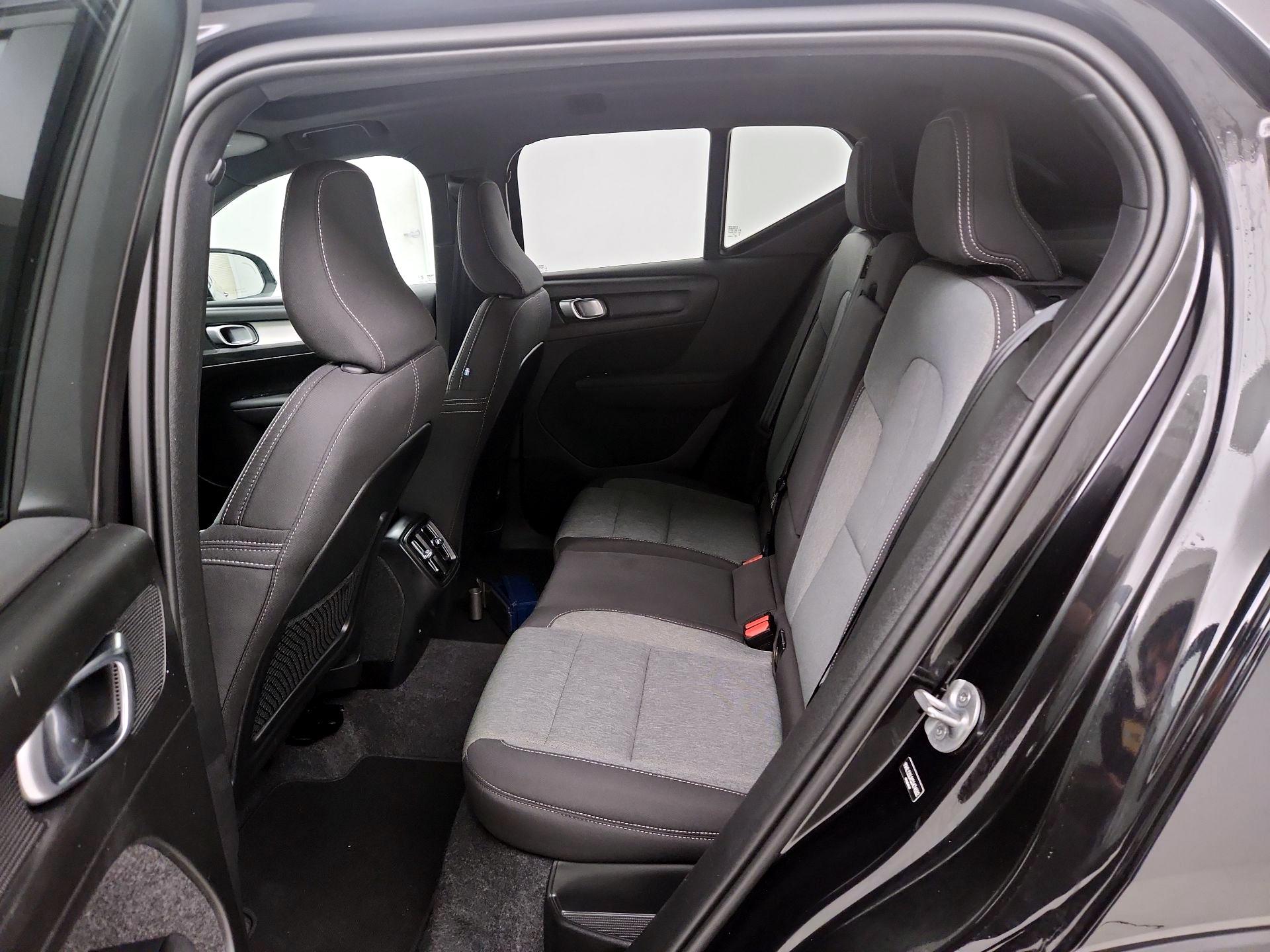 Thumbnail: 2025 Volvo XC40 - 17