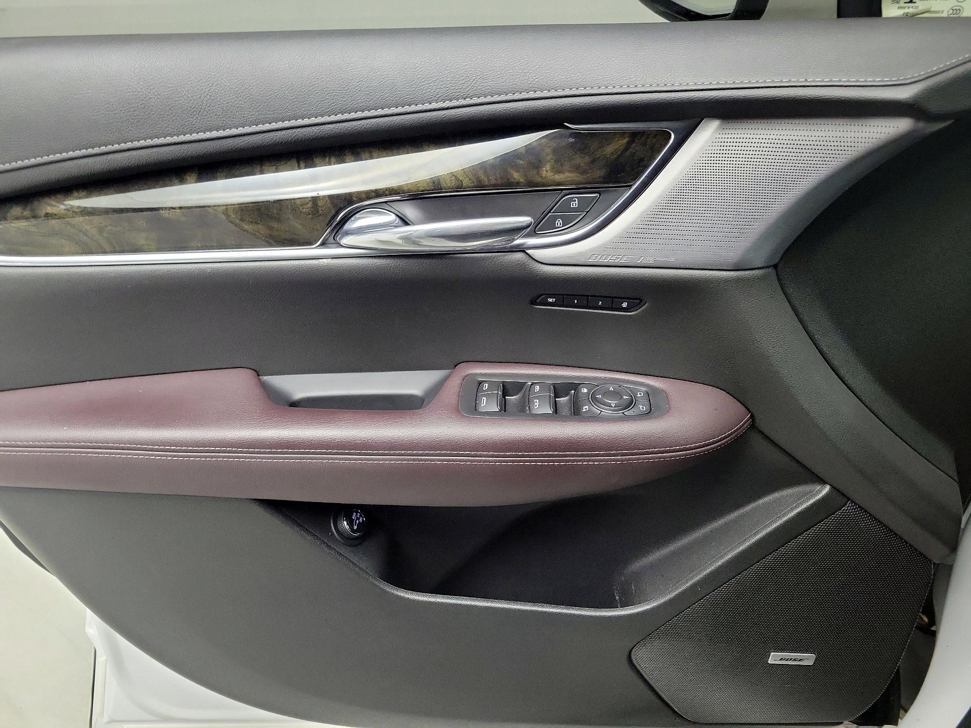 Thumbnail: 2022 Cadillac XT6 - 12