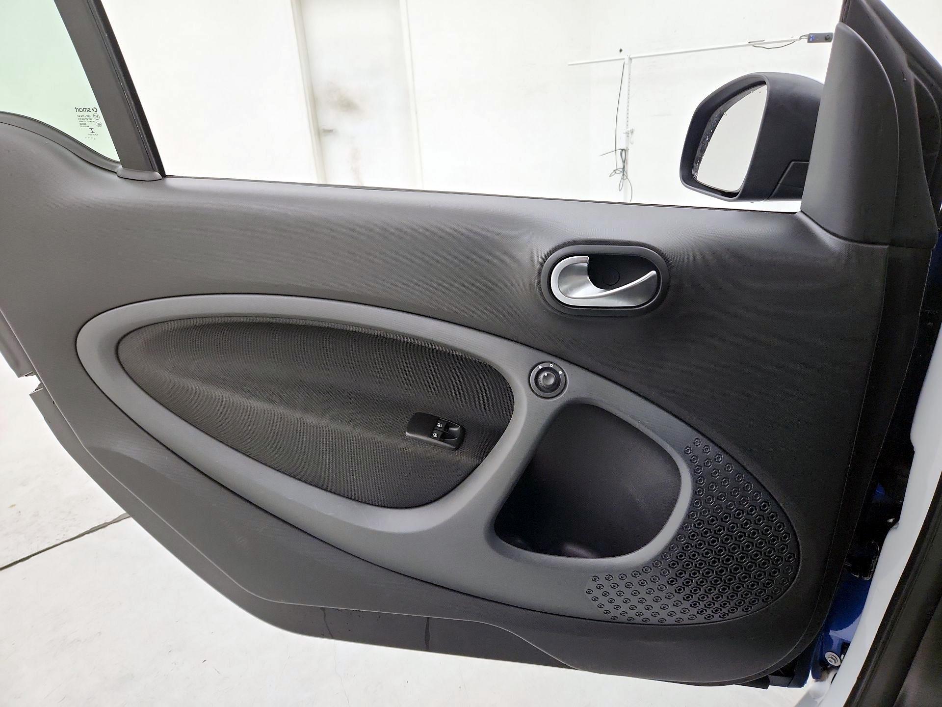 Thumbnail: 2016 smart fortwo - 12