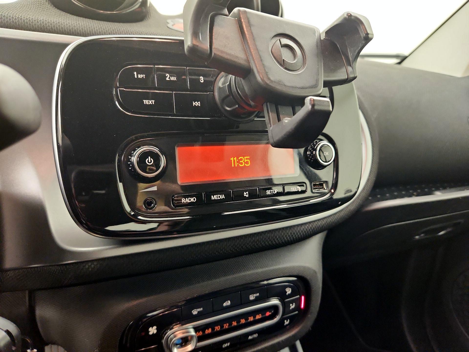 Thumbnail: 2016 smart fortwo - 14