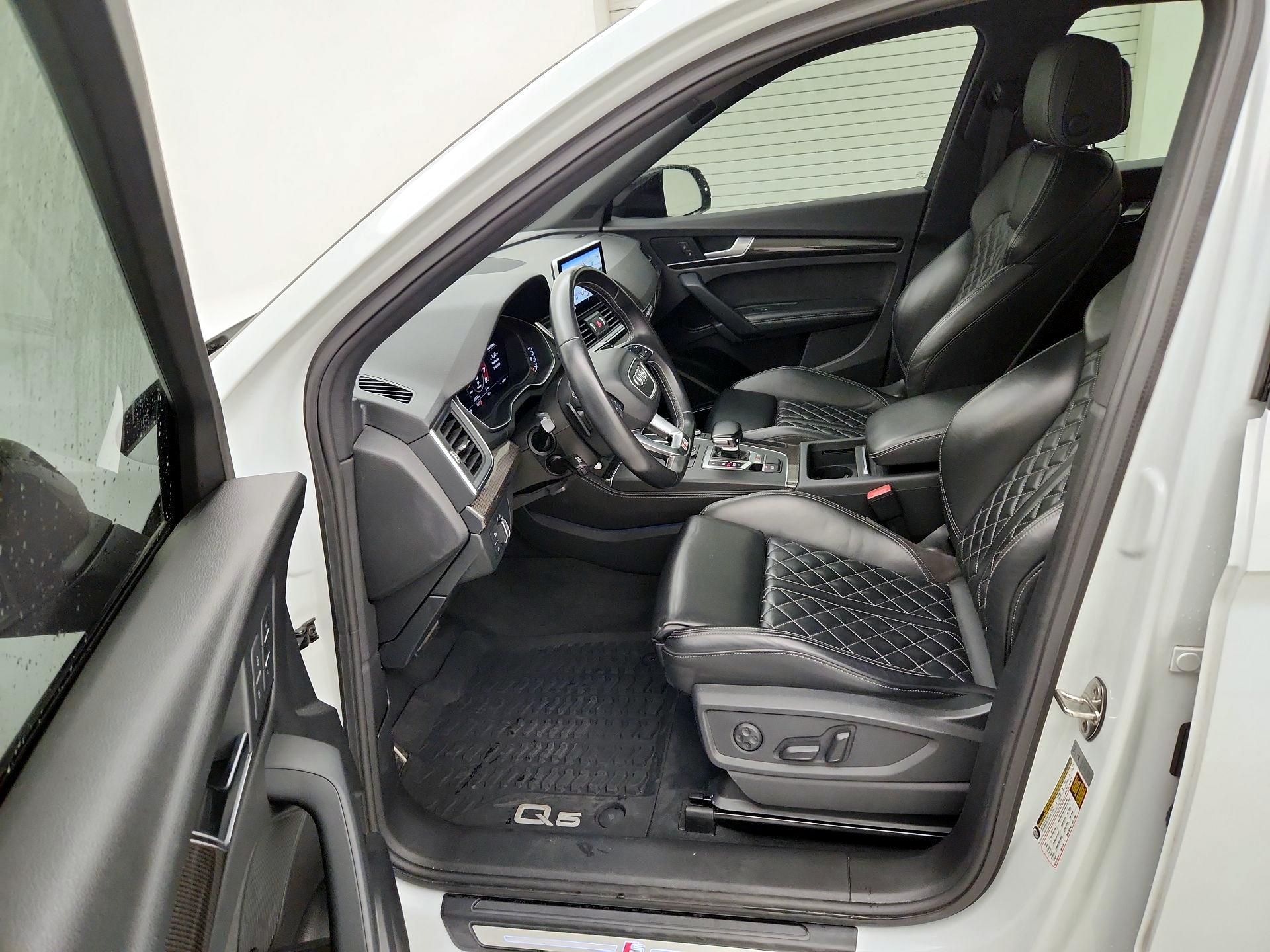 Thumbnail: 2020 Audi SQ5 - 11