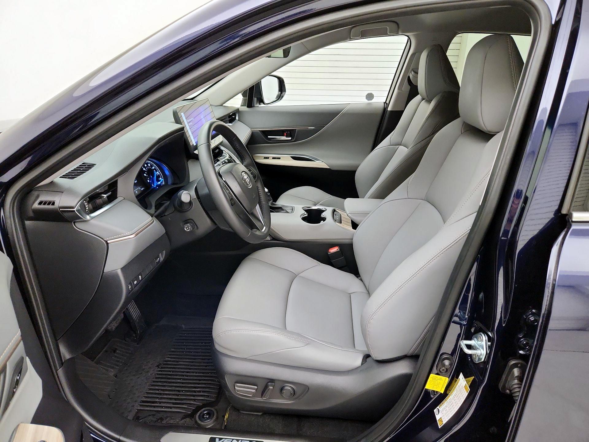 Thumbnail: 2023 Toyota Venza - 11