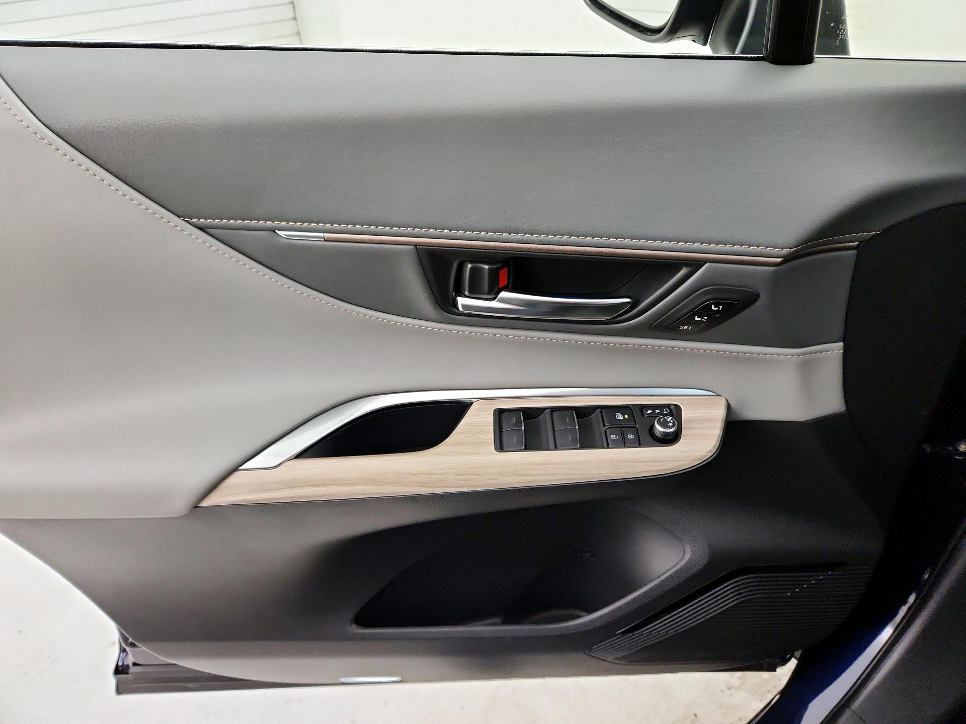 Thumbnail: 2023 Toyota Venza - 12