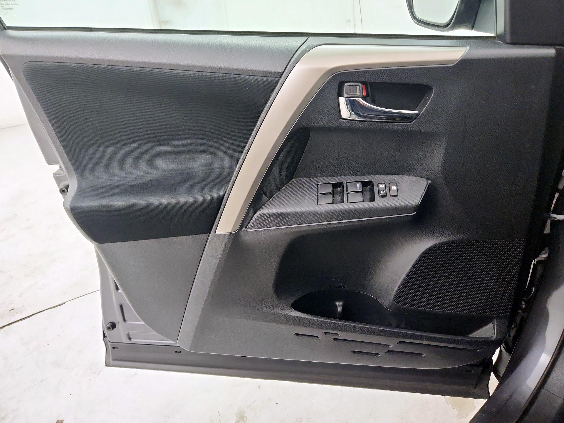Thumbnail: 2015 Toyota RAV4 - 12