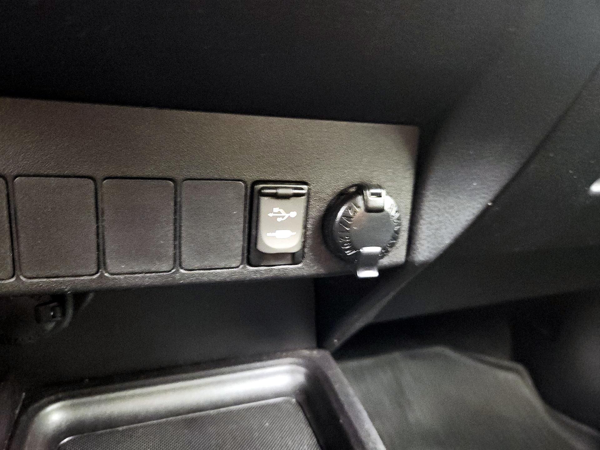 Thumbnail: 2015 Toyota RAV4 - 18