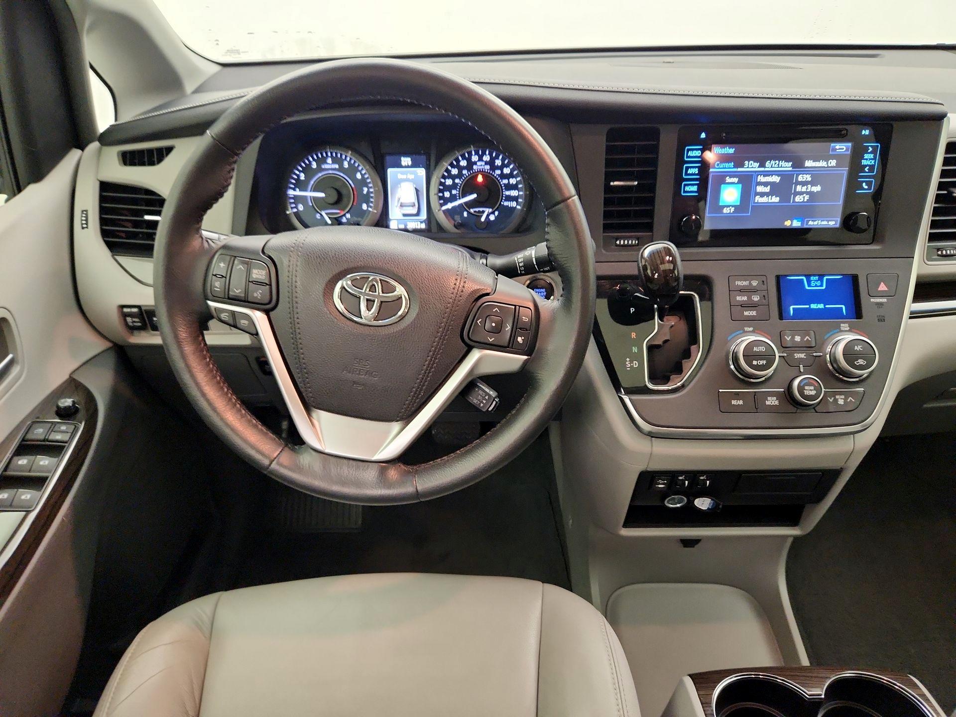 Thumbnail: 2015 Toyota Sienna - 10