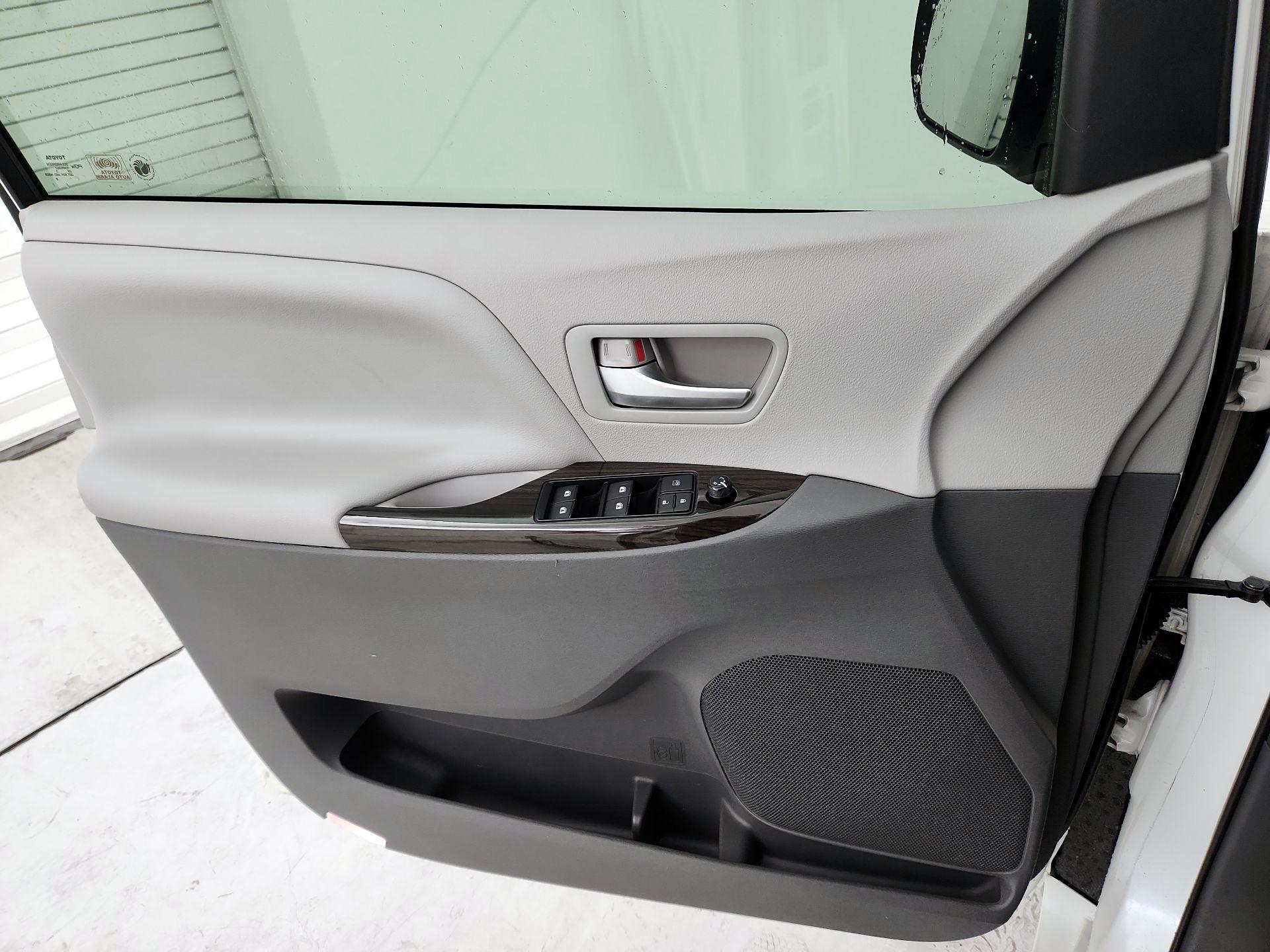 Thumbnail: 2015 Toyota Sienna - 12