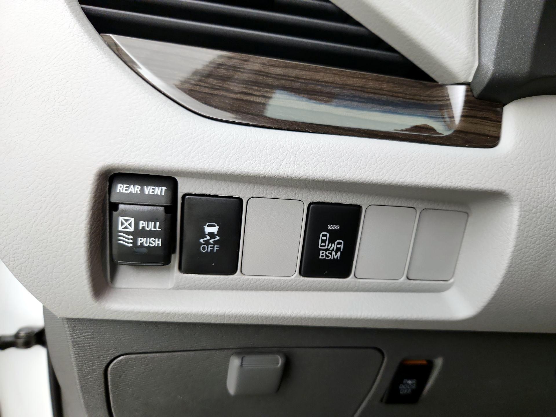 Thumbnail: 2015 Toyota Sienna - 13