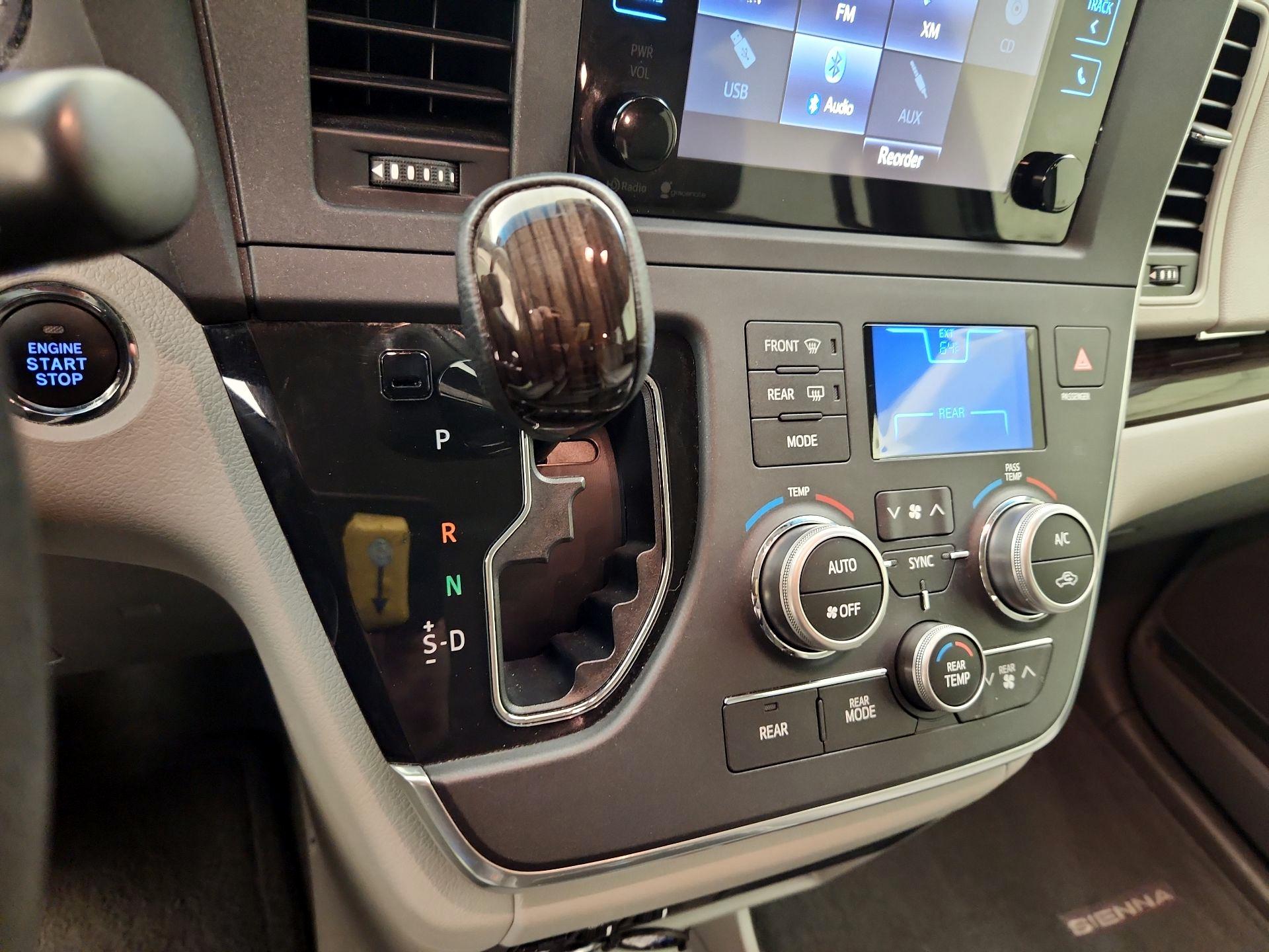 Thumbnail: 2015 Toyota Sienna - 17