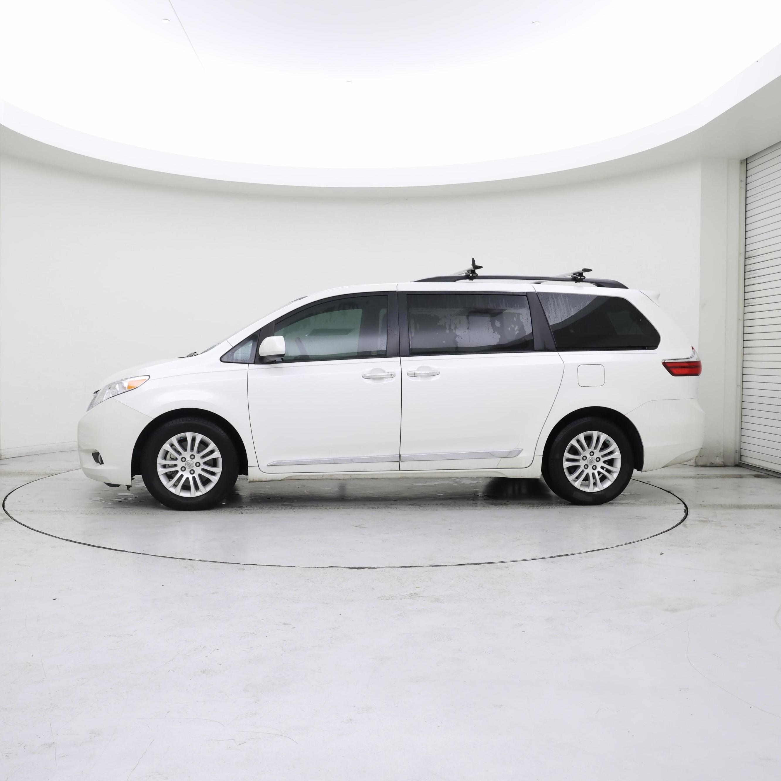 Thumbnail: 2015 Toyota Sienna - 3