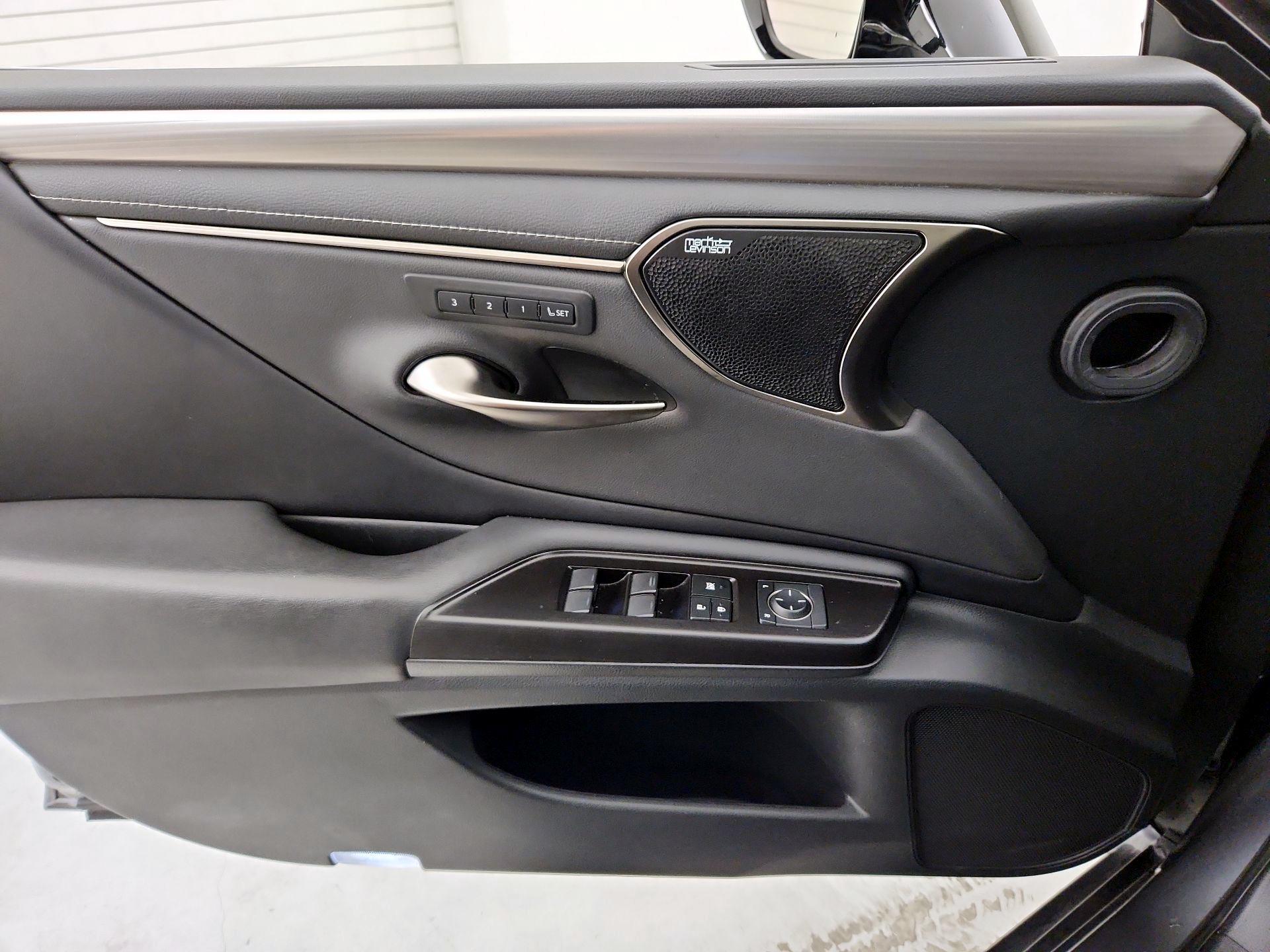Thumbnail: 2019 Lexus ES - 12