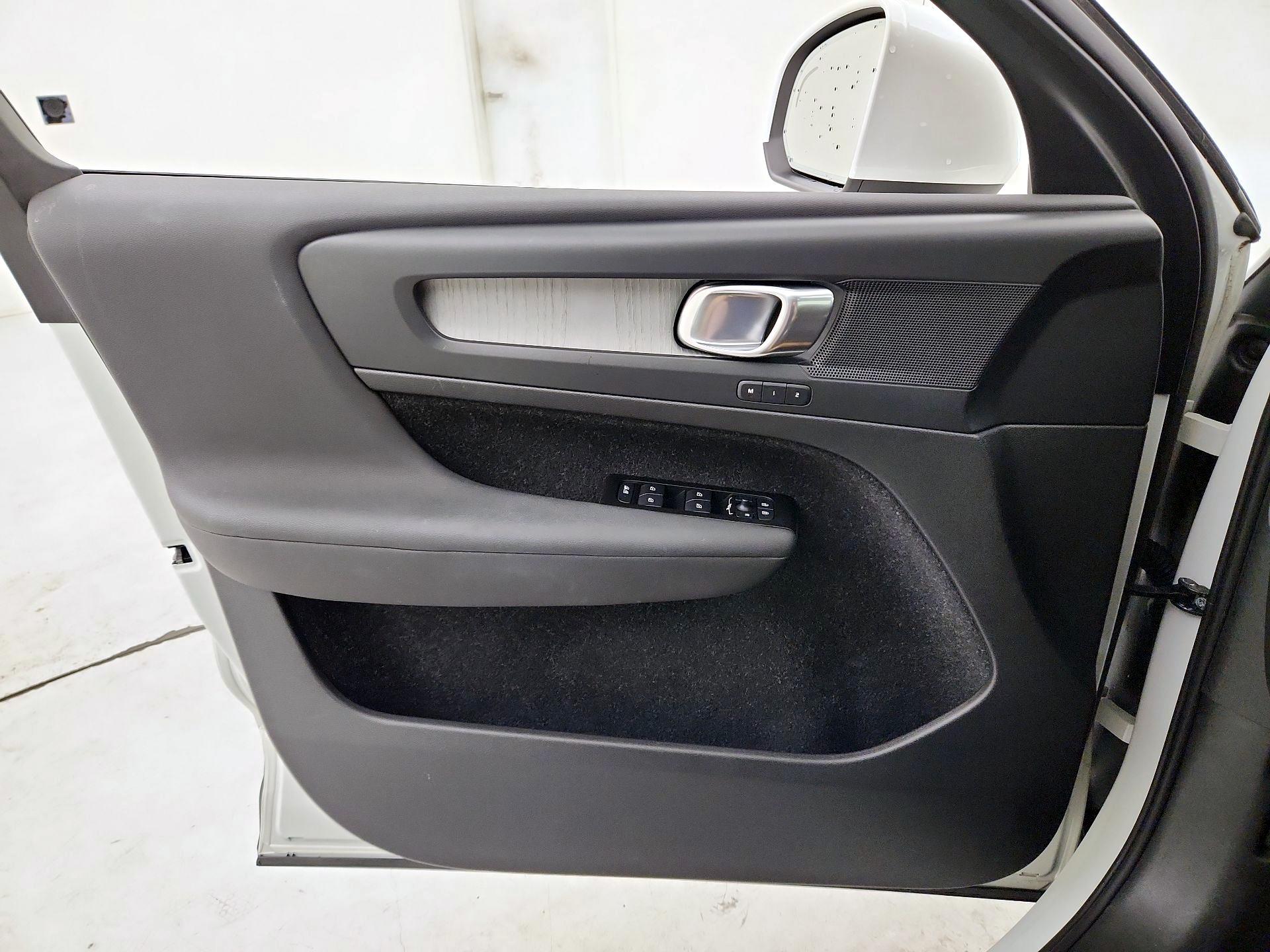 Thumbnail: 2021 Volvo XC40 - 12