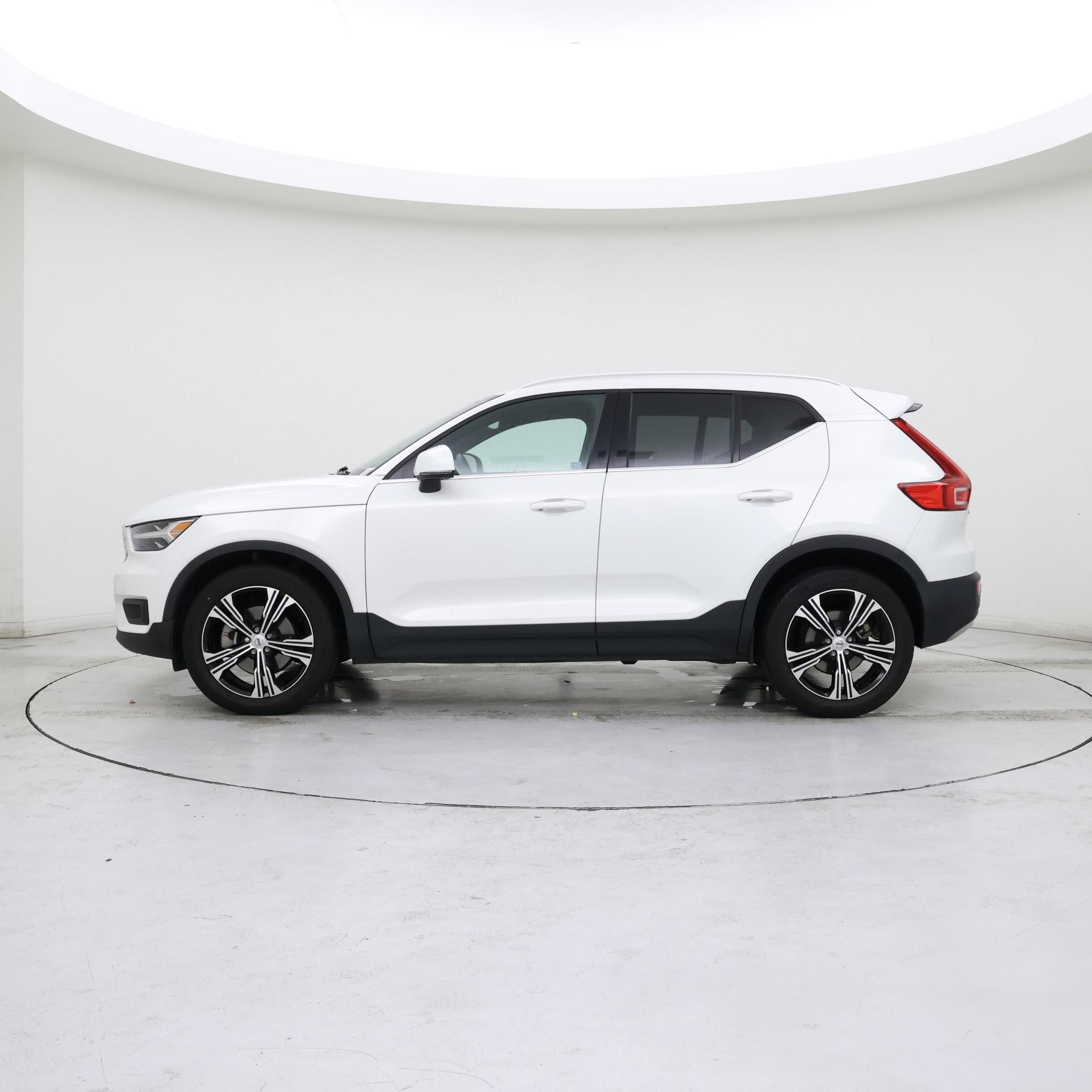 Thumbnail: 2021 Volvo XC40 - 3