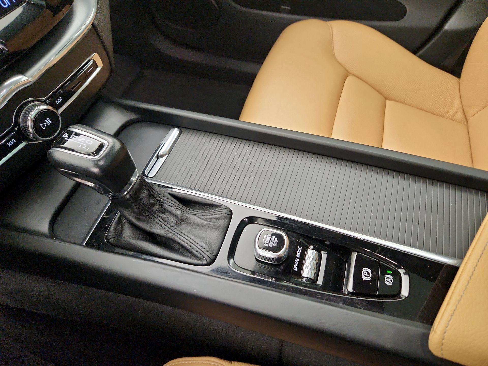Thumbnail: 2018 Volvo XC60 - 18