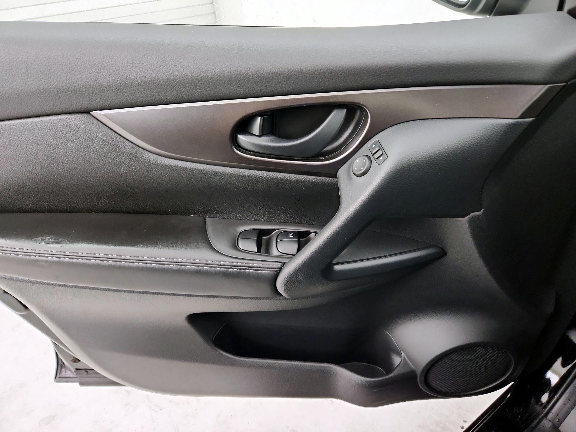 Thumbnail: 2021 Nissan Rogue Sport - 12