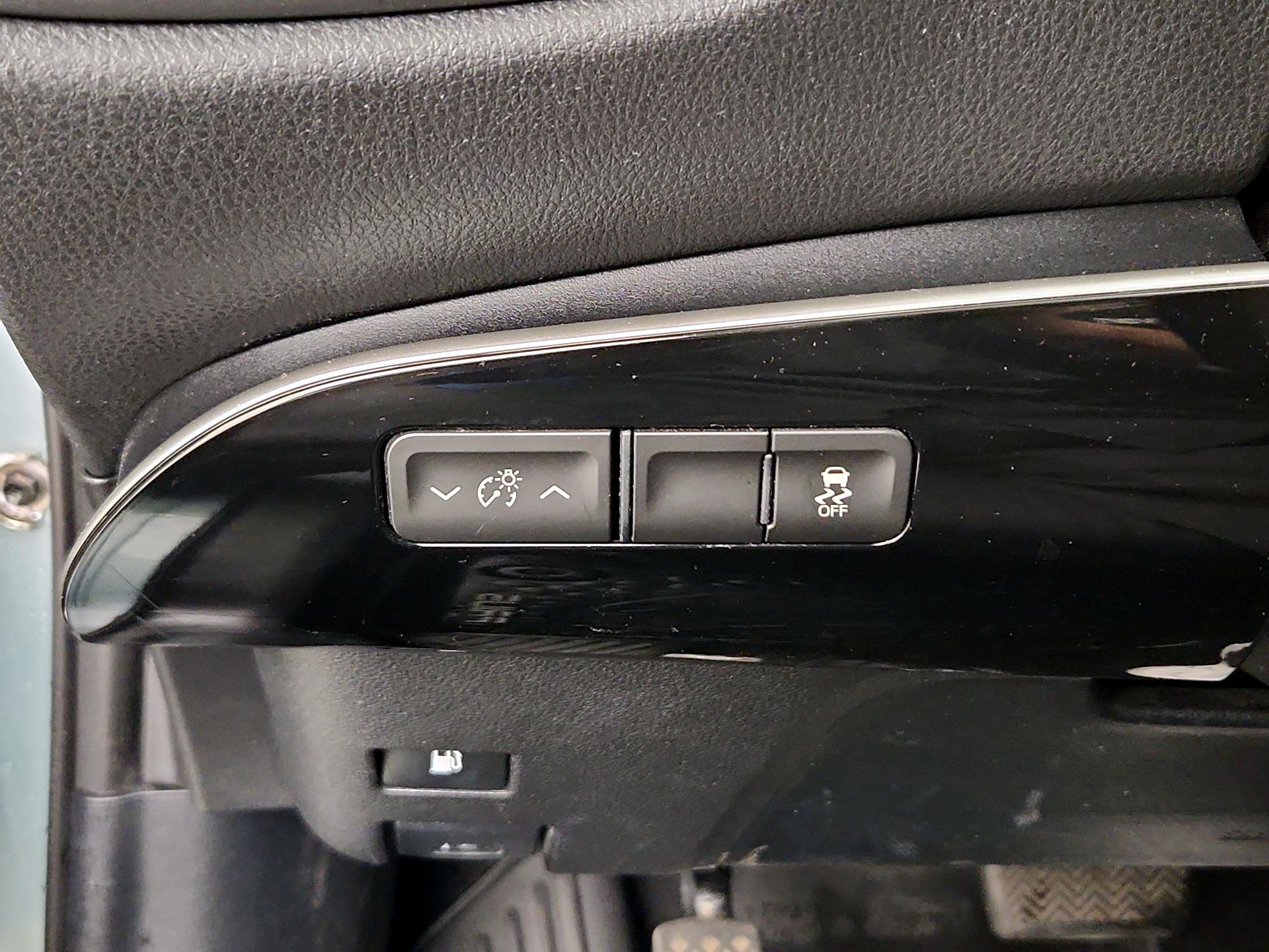 Thumbnail: 2016 Toyota Prius - 13