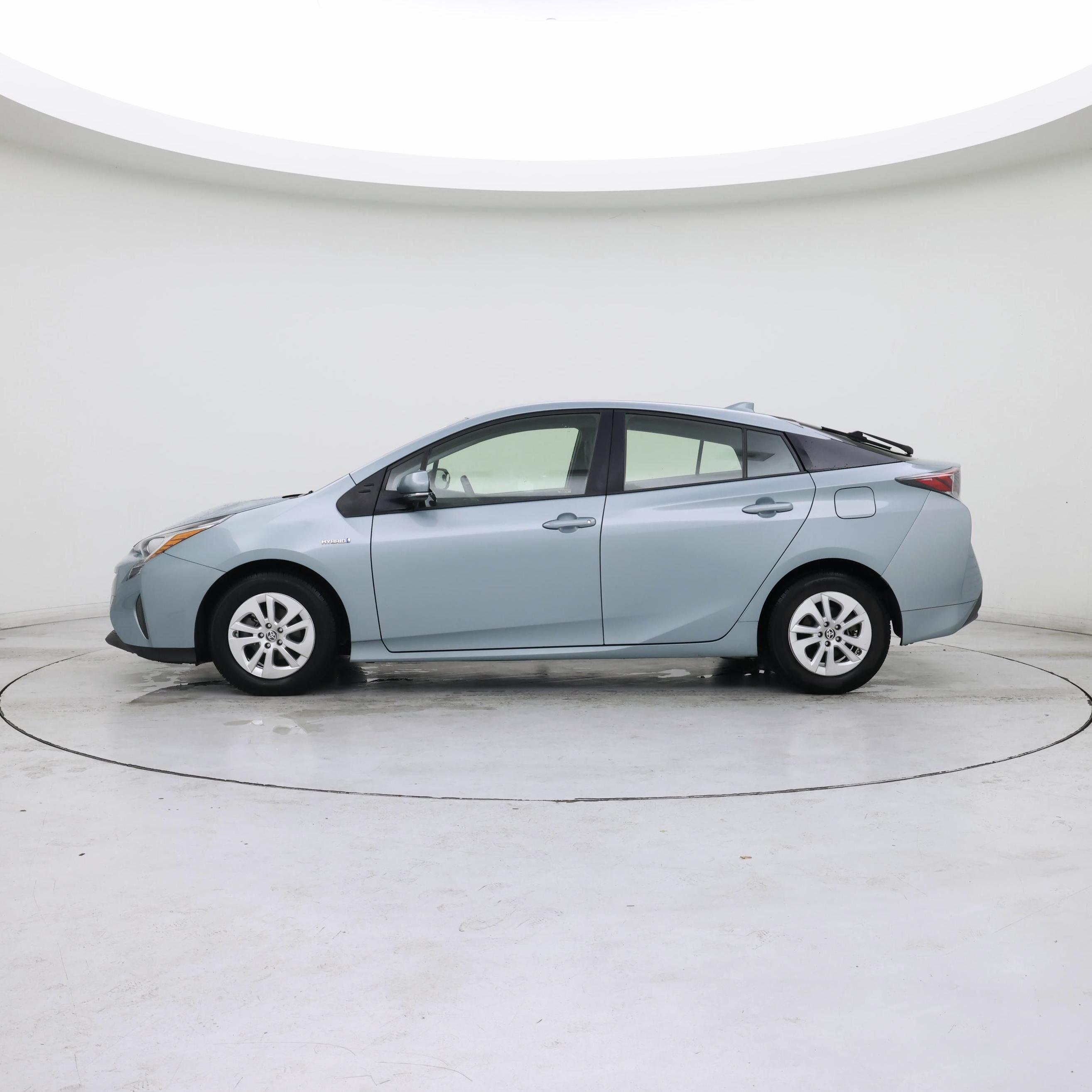 Thumbnail: 2016 Toyota Prius - 3