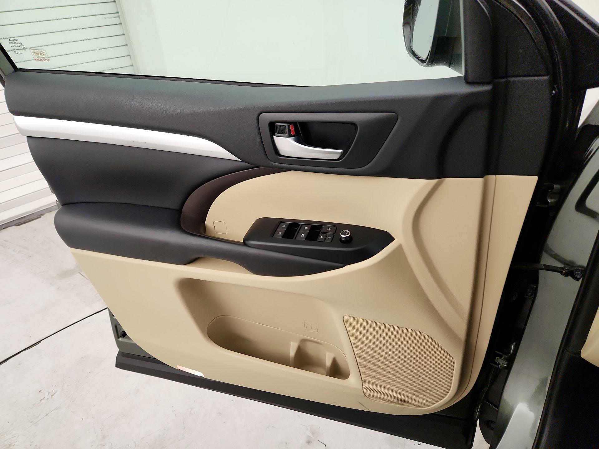 Thumbnail: 2019 Toyota Highlander - 12