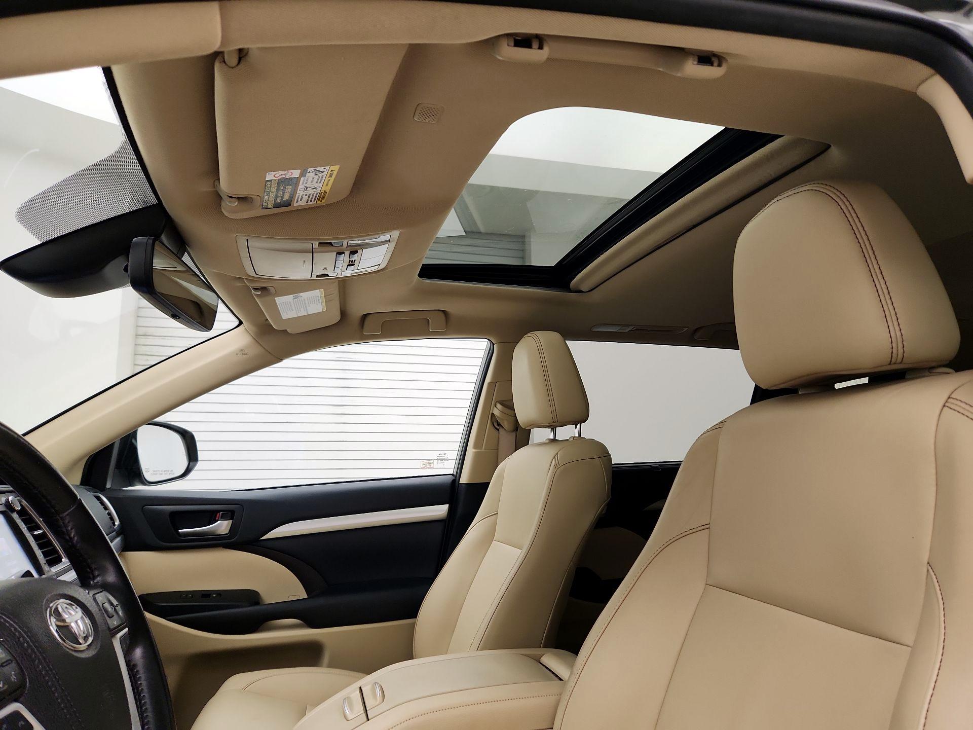 Thumbnail: 2019 Toyota Highlander - 19