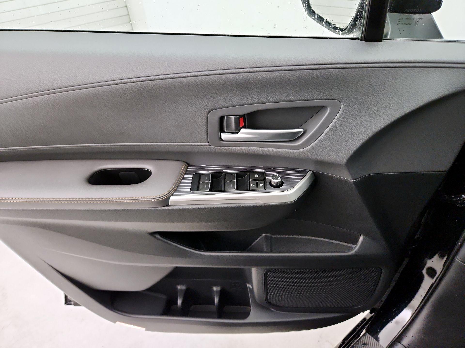Thumbnail: 2023 Toyota Sienna - 12