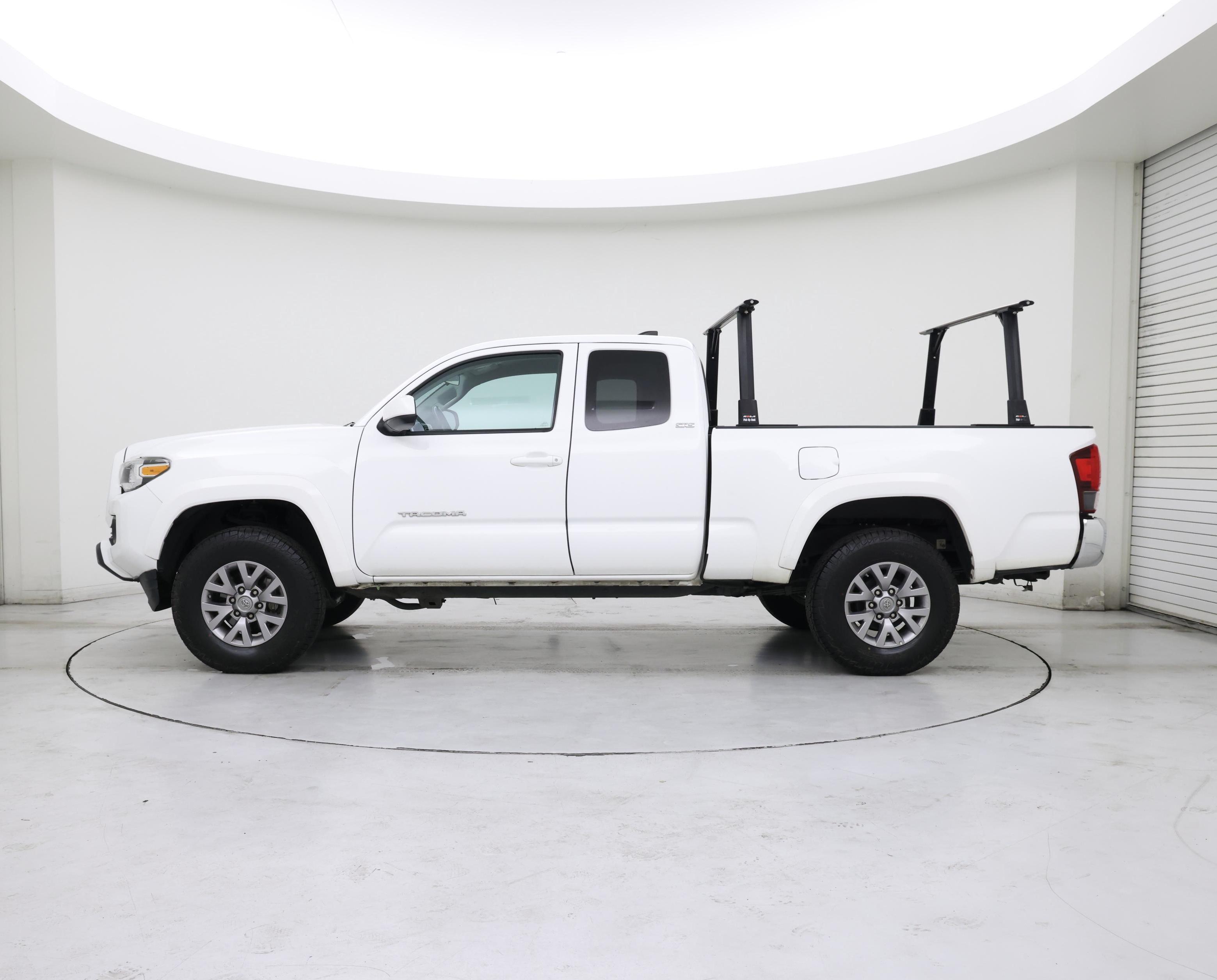 Thumbnail: 2018 Toyota Tacoma - 3