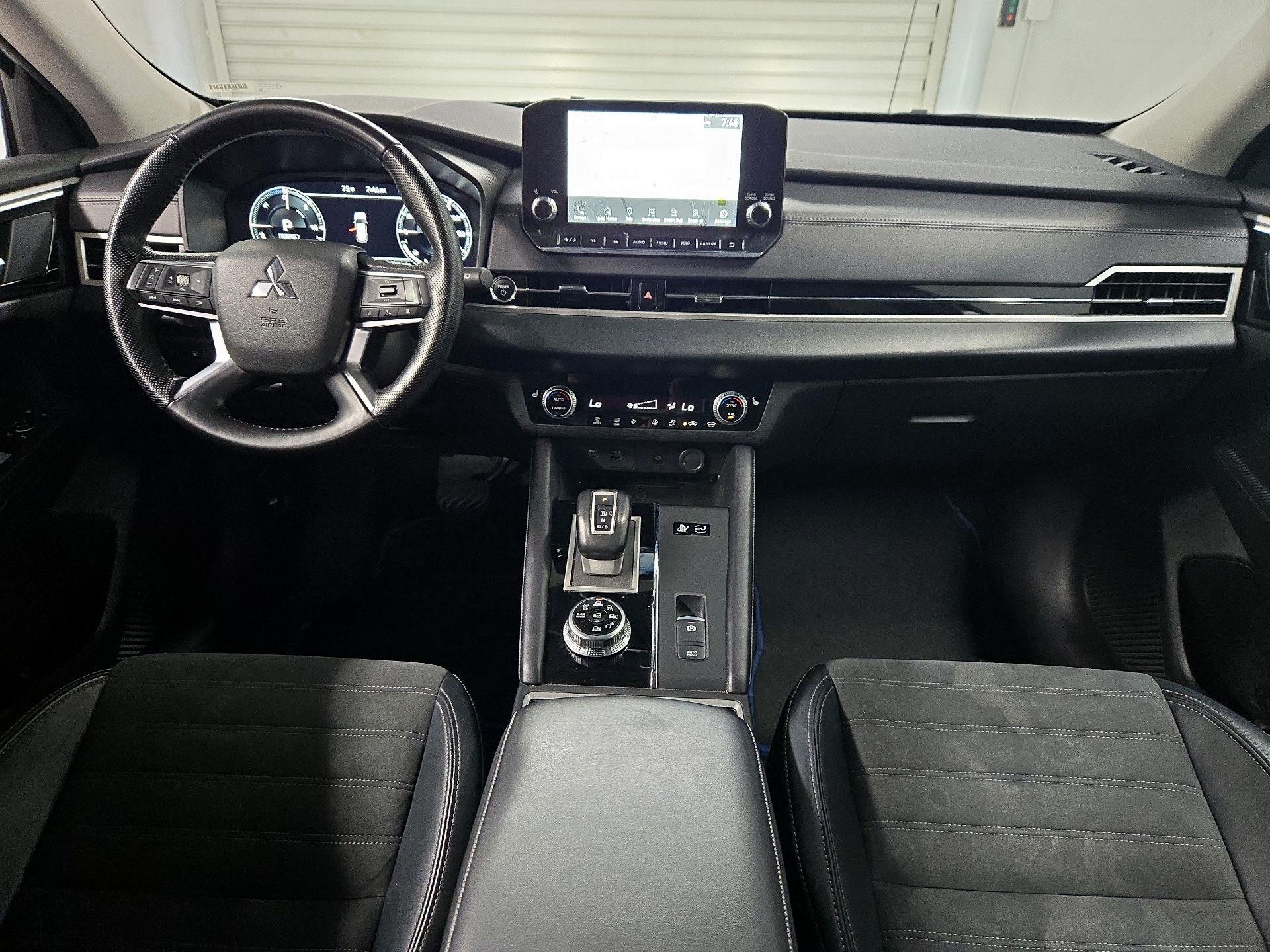 Thumbnail: 2023 Mitsubishi Outlander - 9