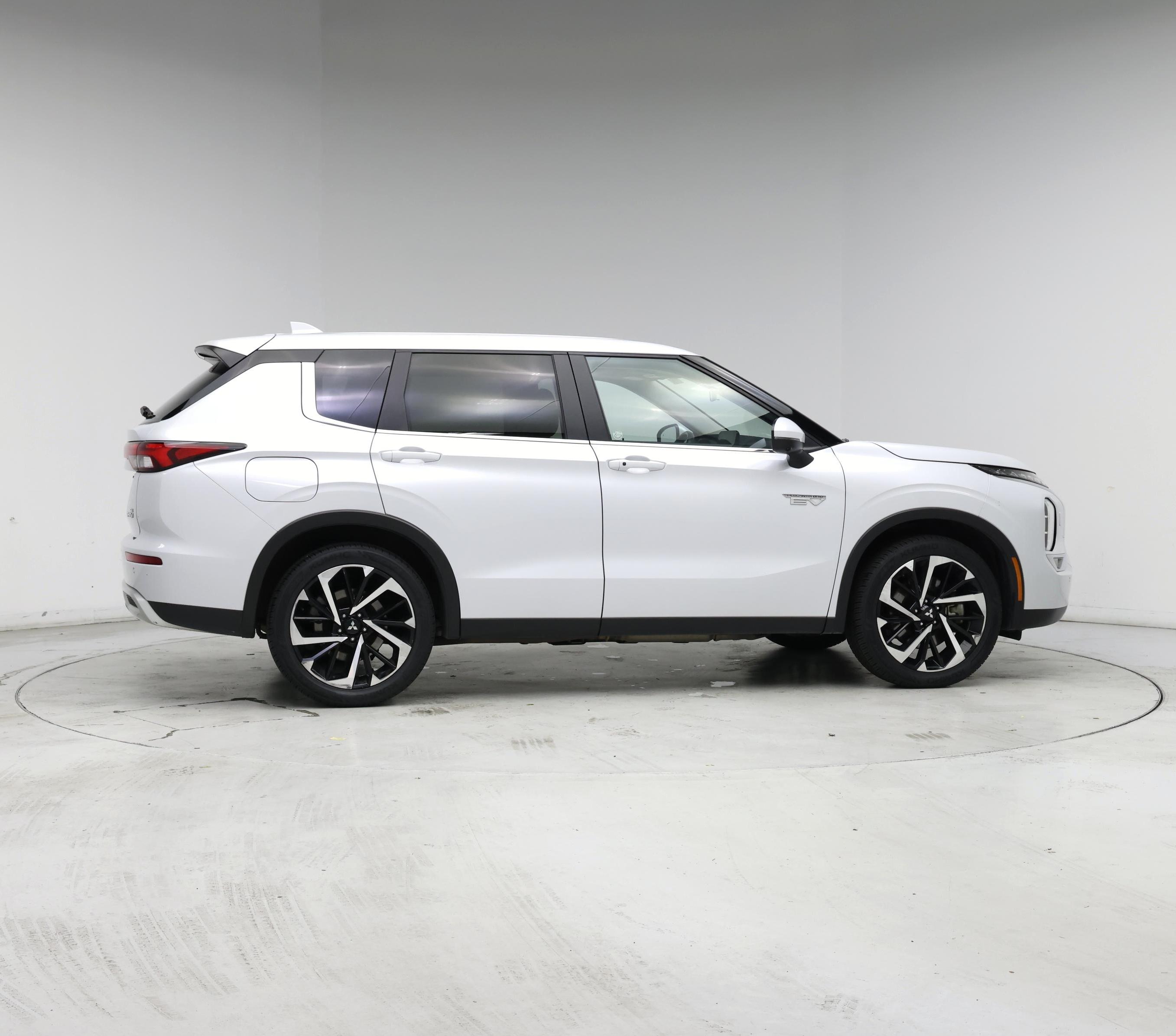 Thumbnail: 2023 Mitsubishi Outlander - 7