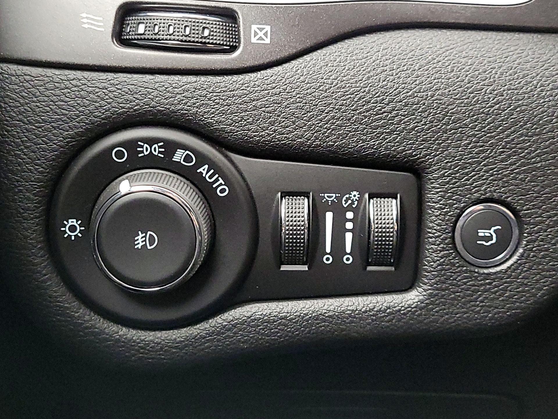 Thumbnail: 2021 Jeep Cherokee - 13