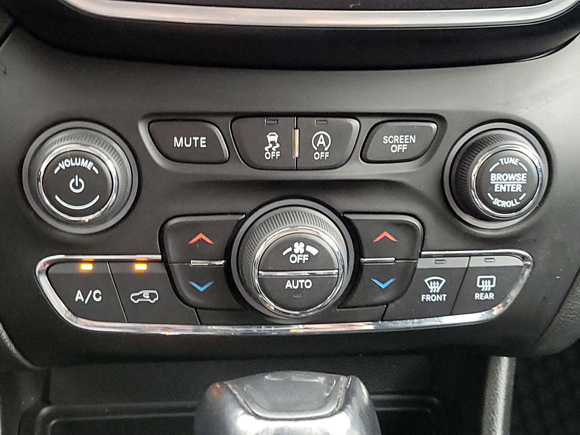 Thumbnail: 2021 Jeep Cherokee - 17