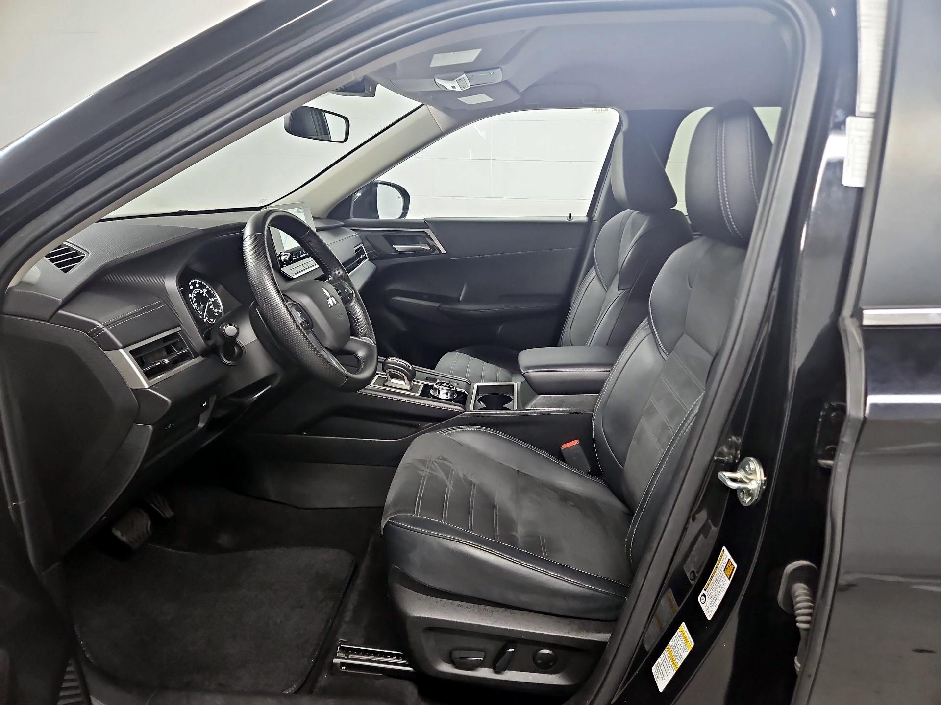 Thumbnail: 2024 Mitsubishi Outlander - 11