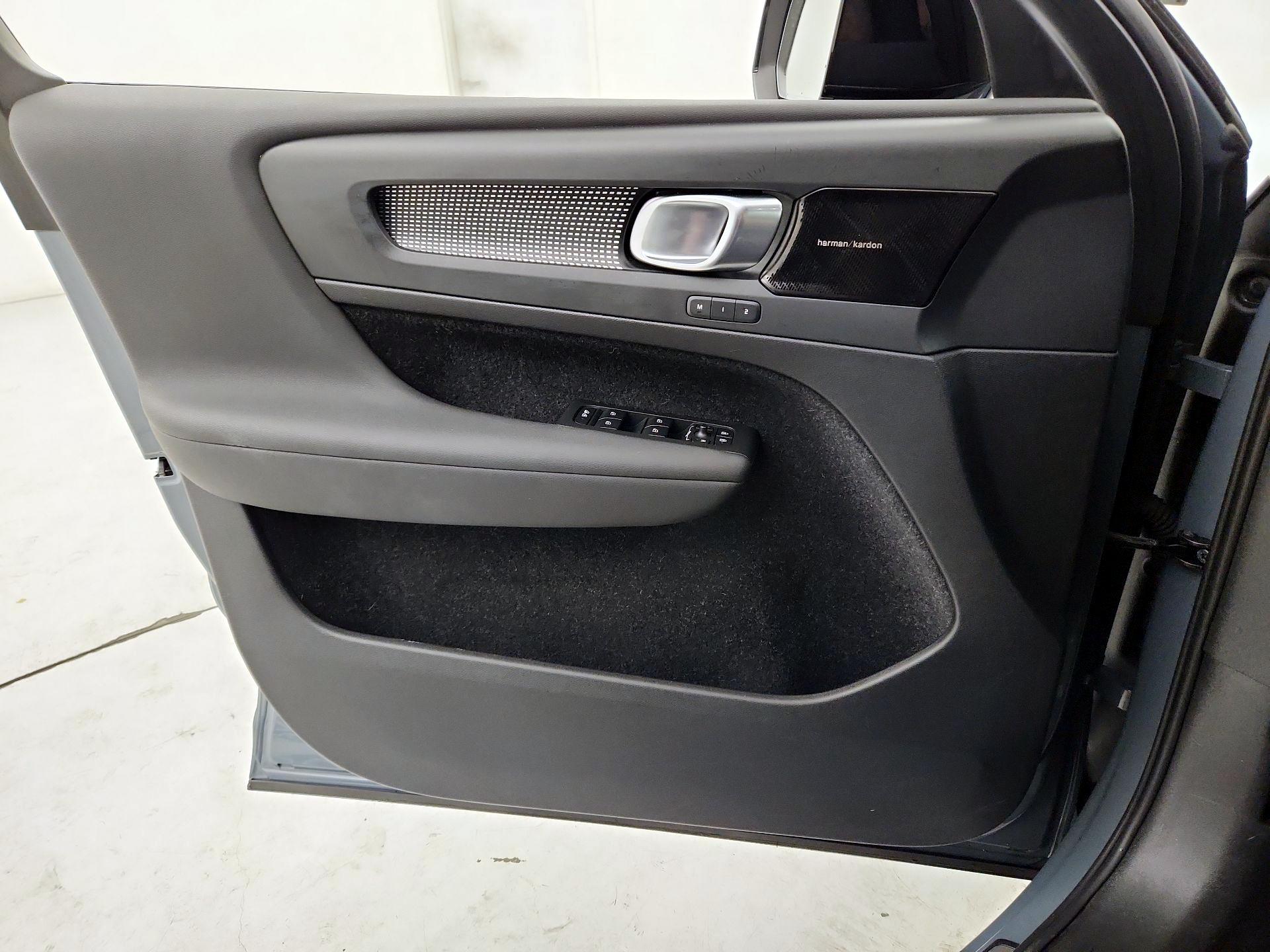 Thumbnail: 2021 Volvo XC40 - 12