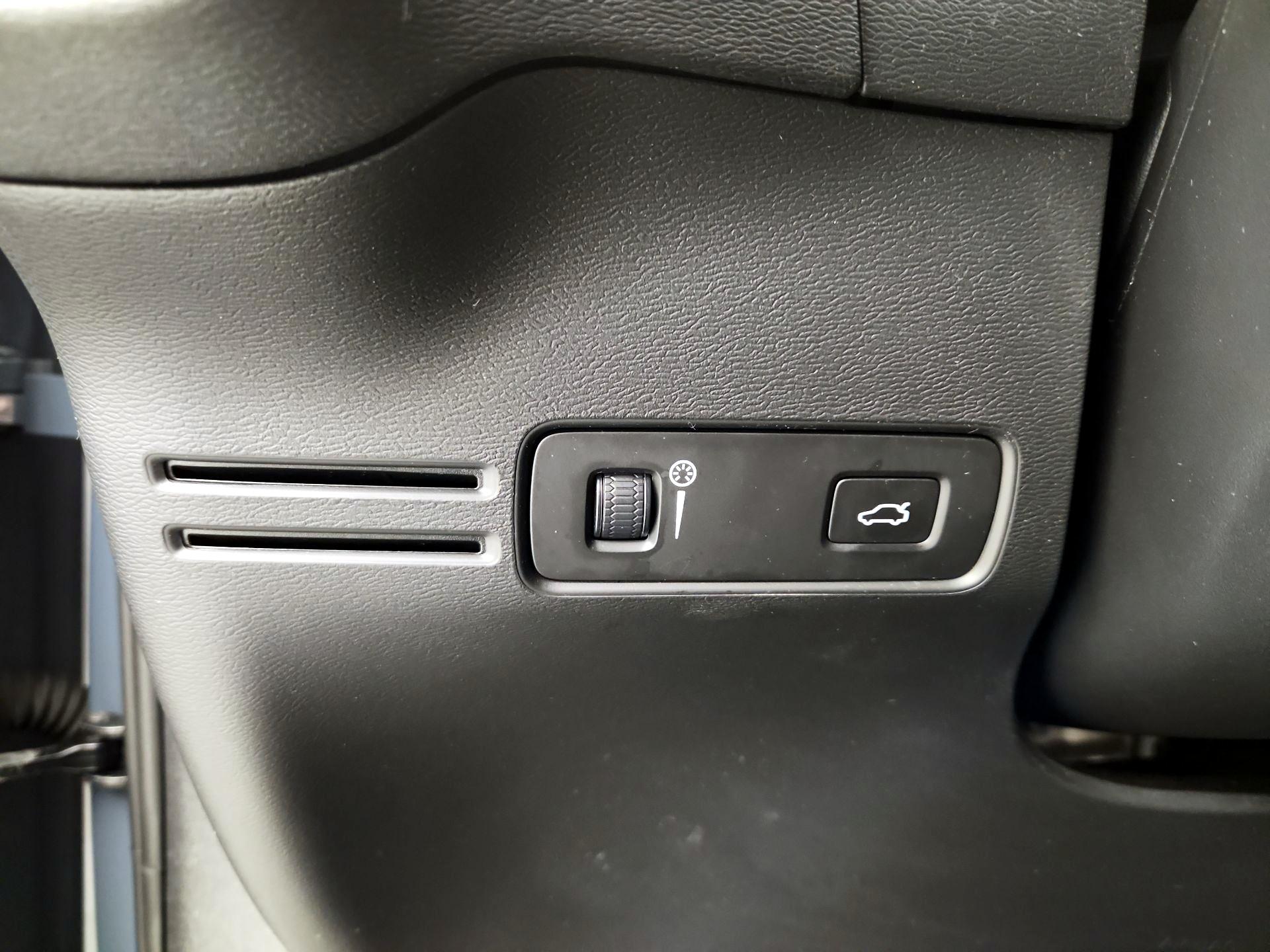 Thumbnail: 2021 Volvo XC40 - 13