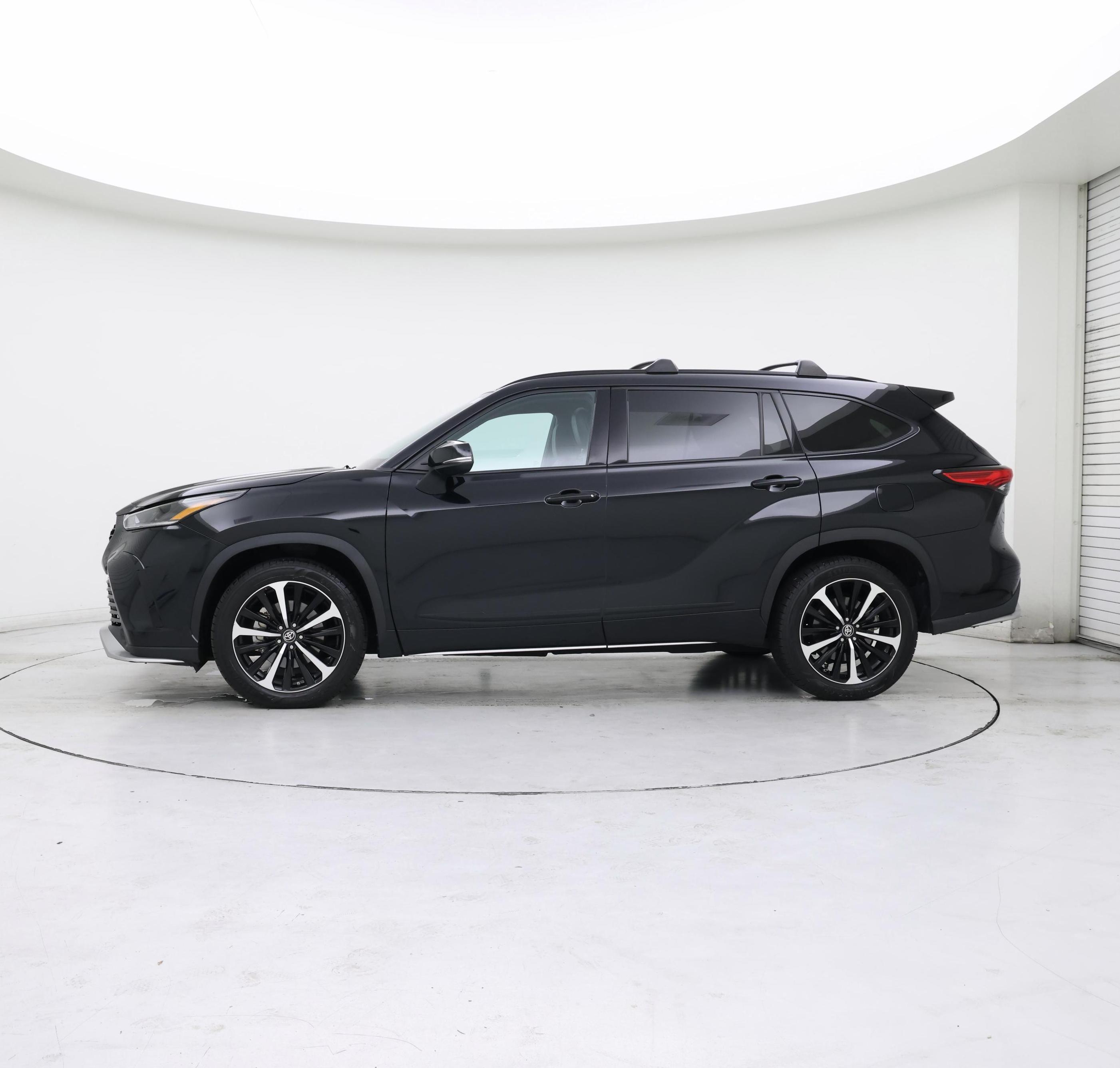Thumbnail: 2021 Toyota Highlander - 3