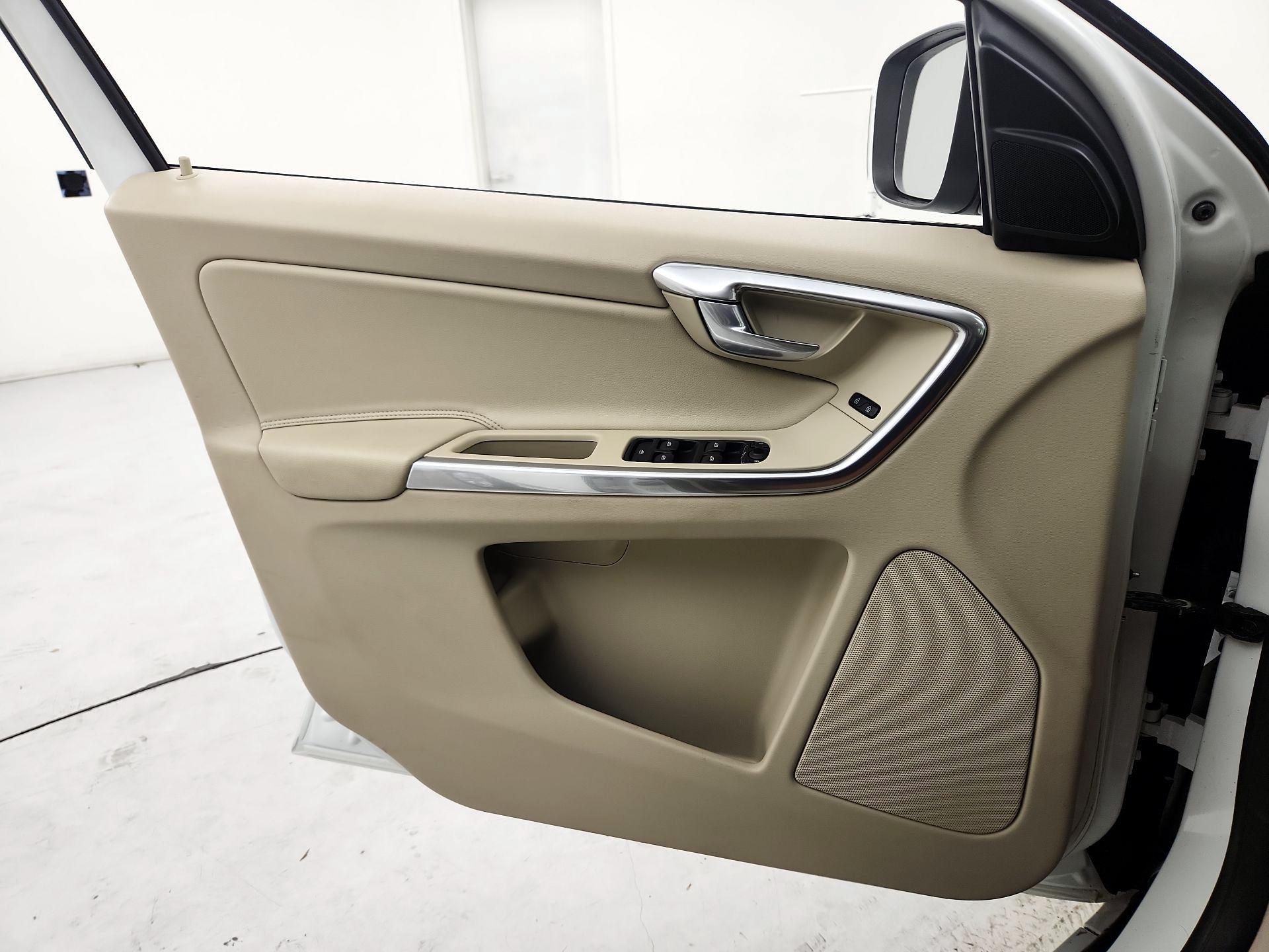 Thumbnail: 2015 Volvo XC60 - 12