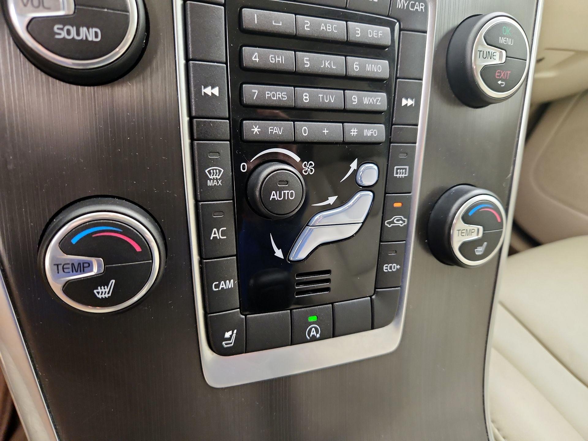 Thumbnail: 2015 Volvo XC60 - 16