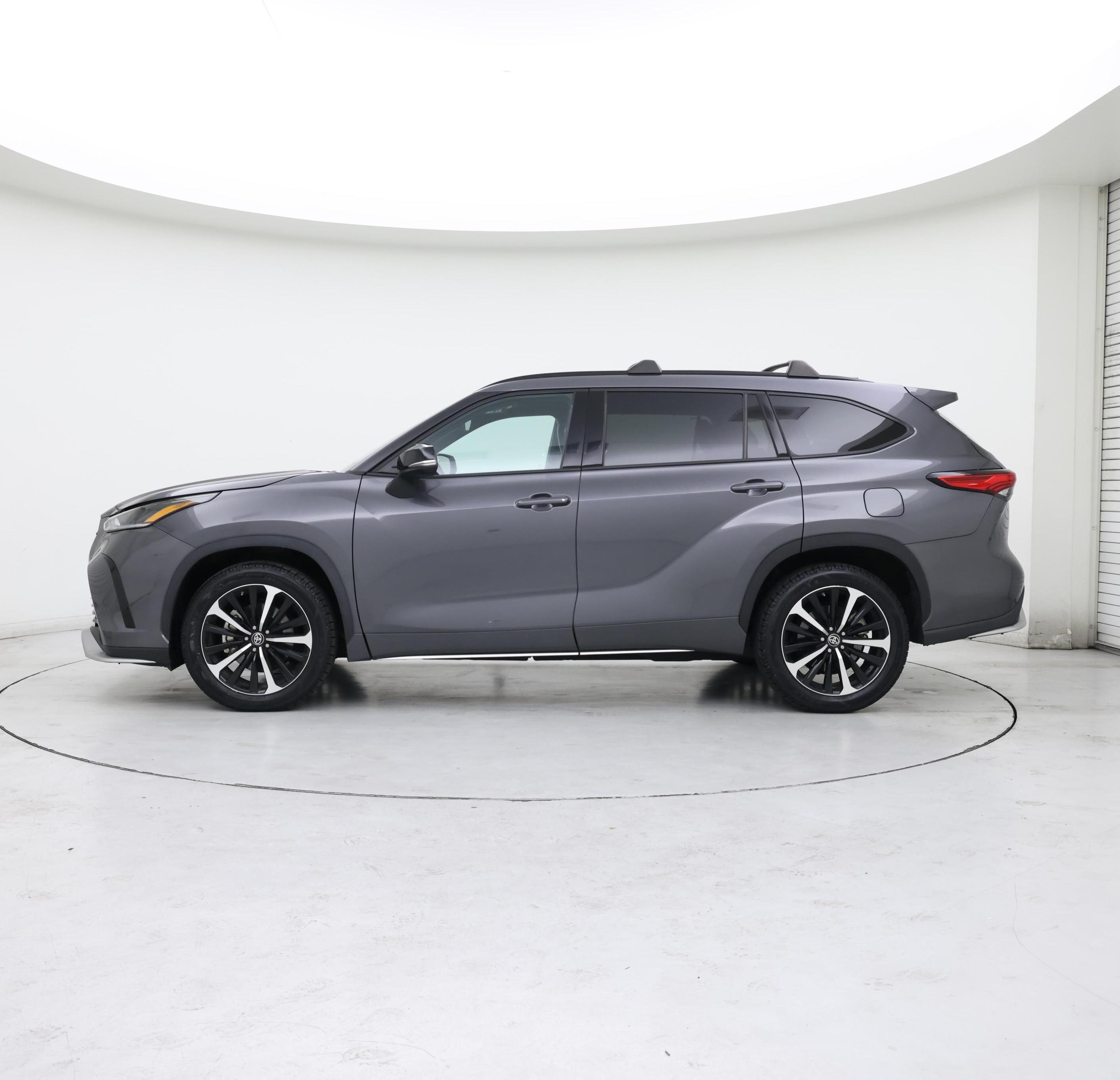 Thumbnail: 2022 Toyota Highlander - 3