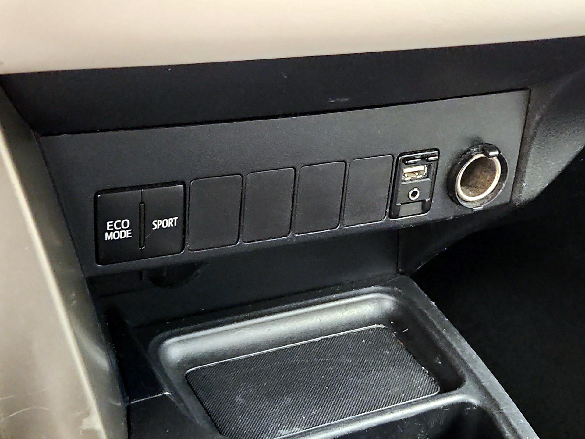 Thumbnail: 2015 Toyota RAV4 - 19