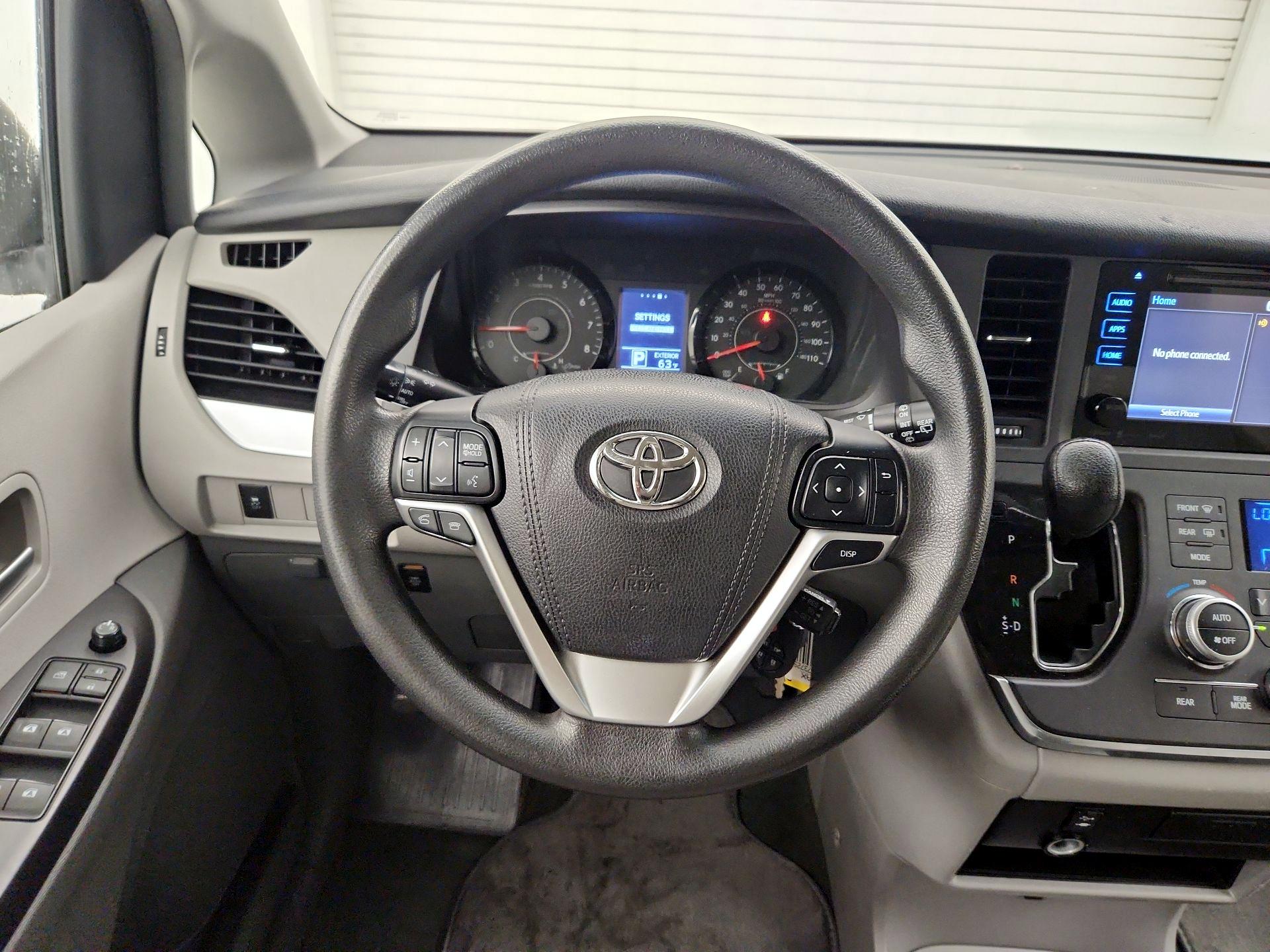 Thumbnail: 2016 Toyota Sienna - 10