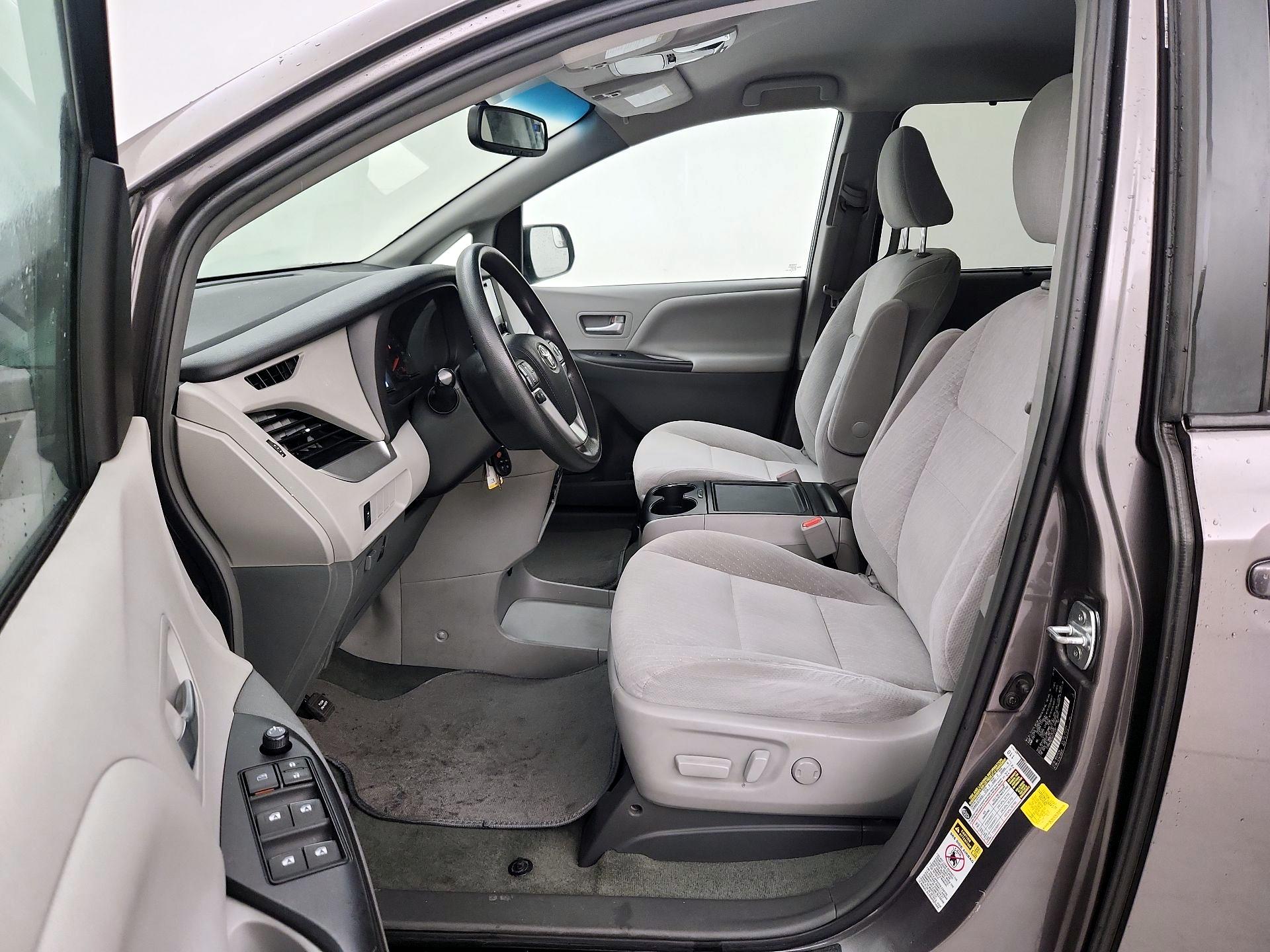 Thumbnail: 2016 Toyota Sienna - 11