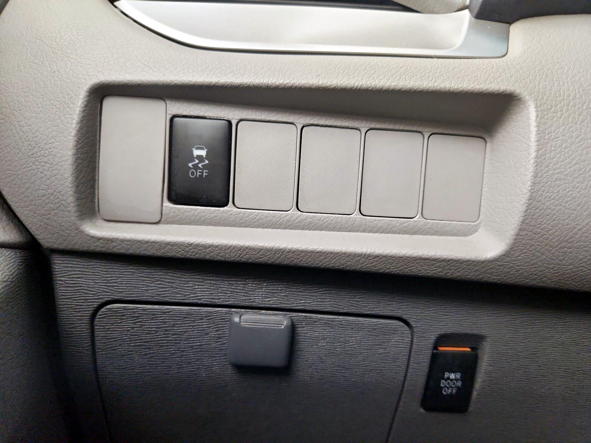 Thumbnail: 2016 Toyota Sienna - 13