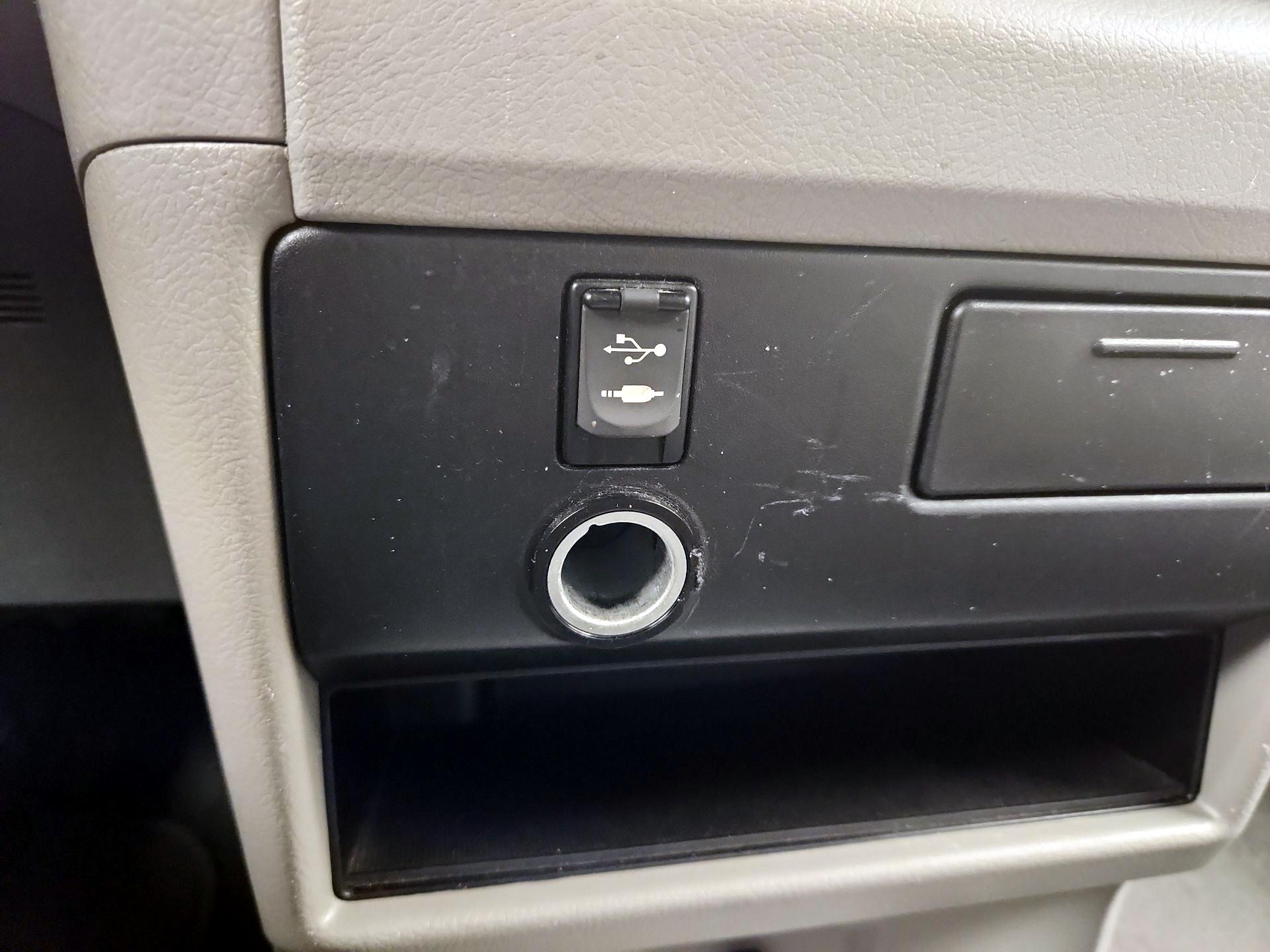 Thumbnail: 2016 Toyota Sienna - 18