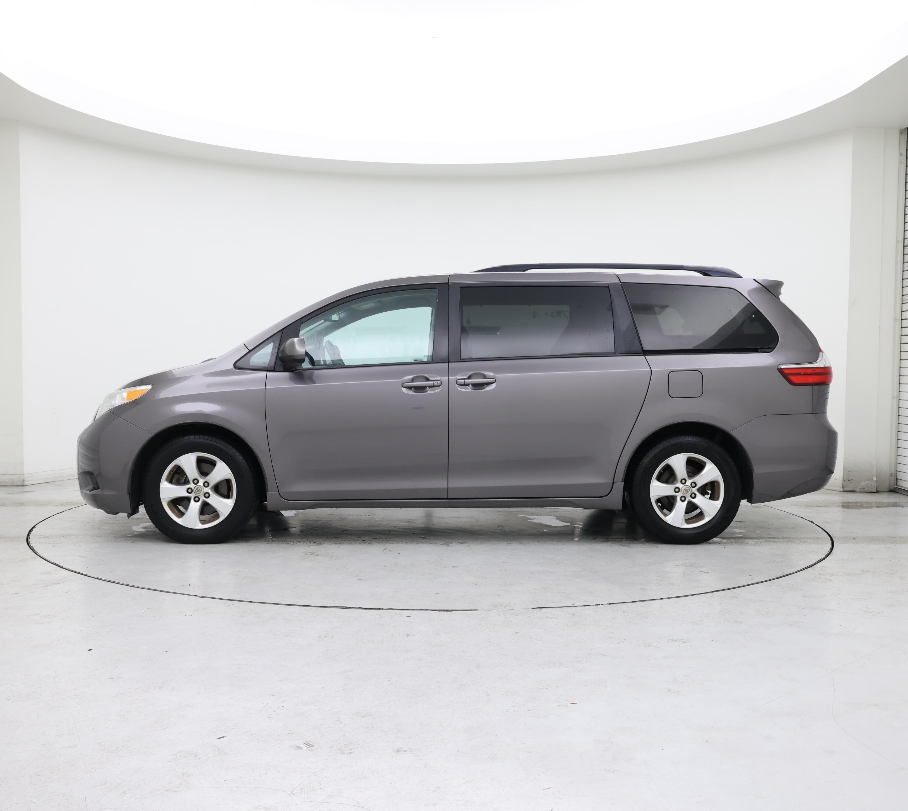 Thumbnail: 2016 Toyota Sienna - 3
