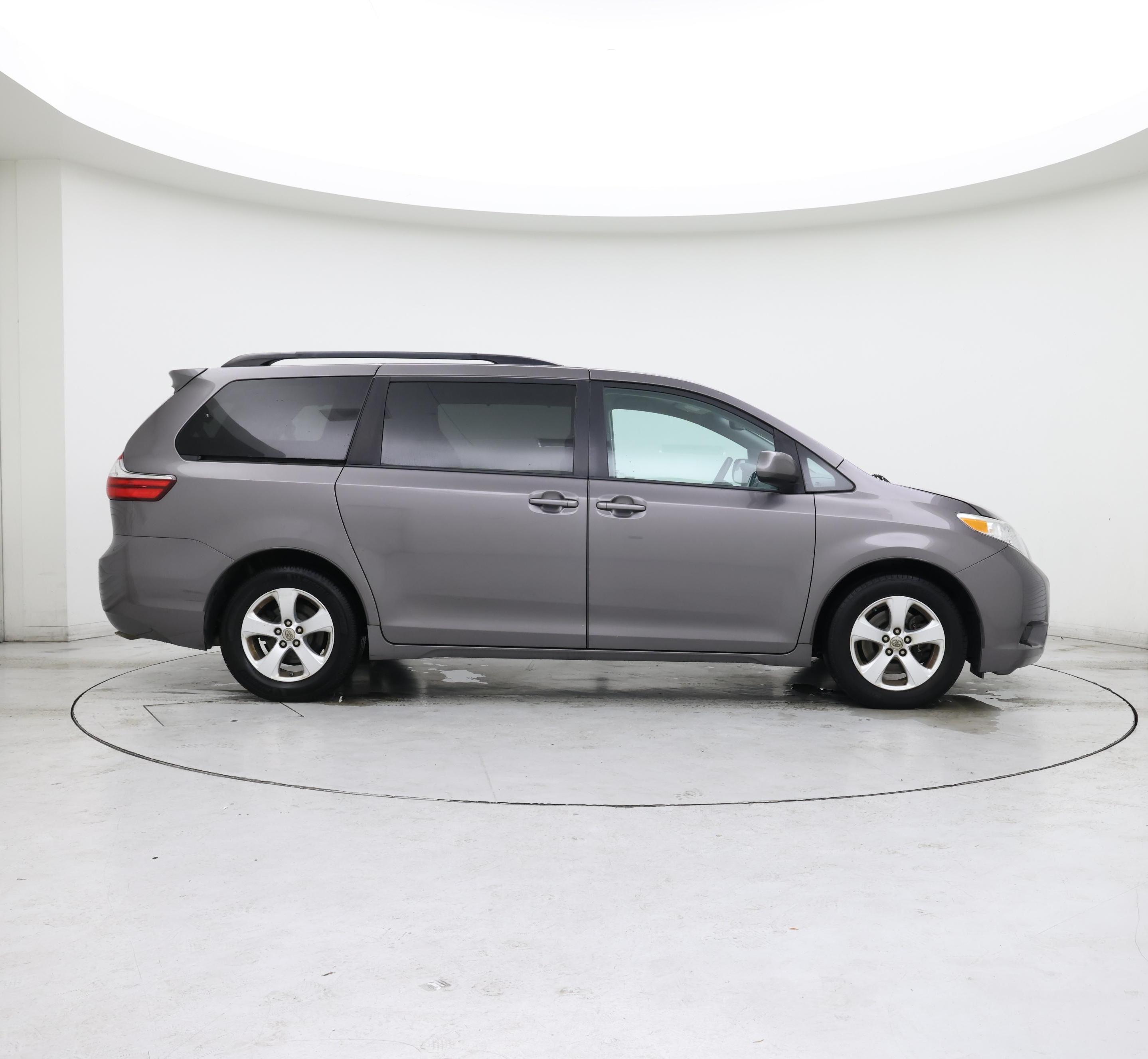 Thumbnail: 2016 Toyota Sienna - 7