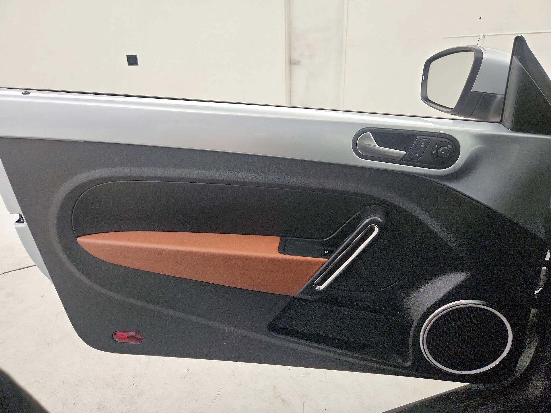 Thumbnail: 2015 Volkswagen Beetle - 12