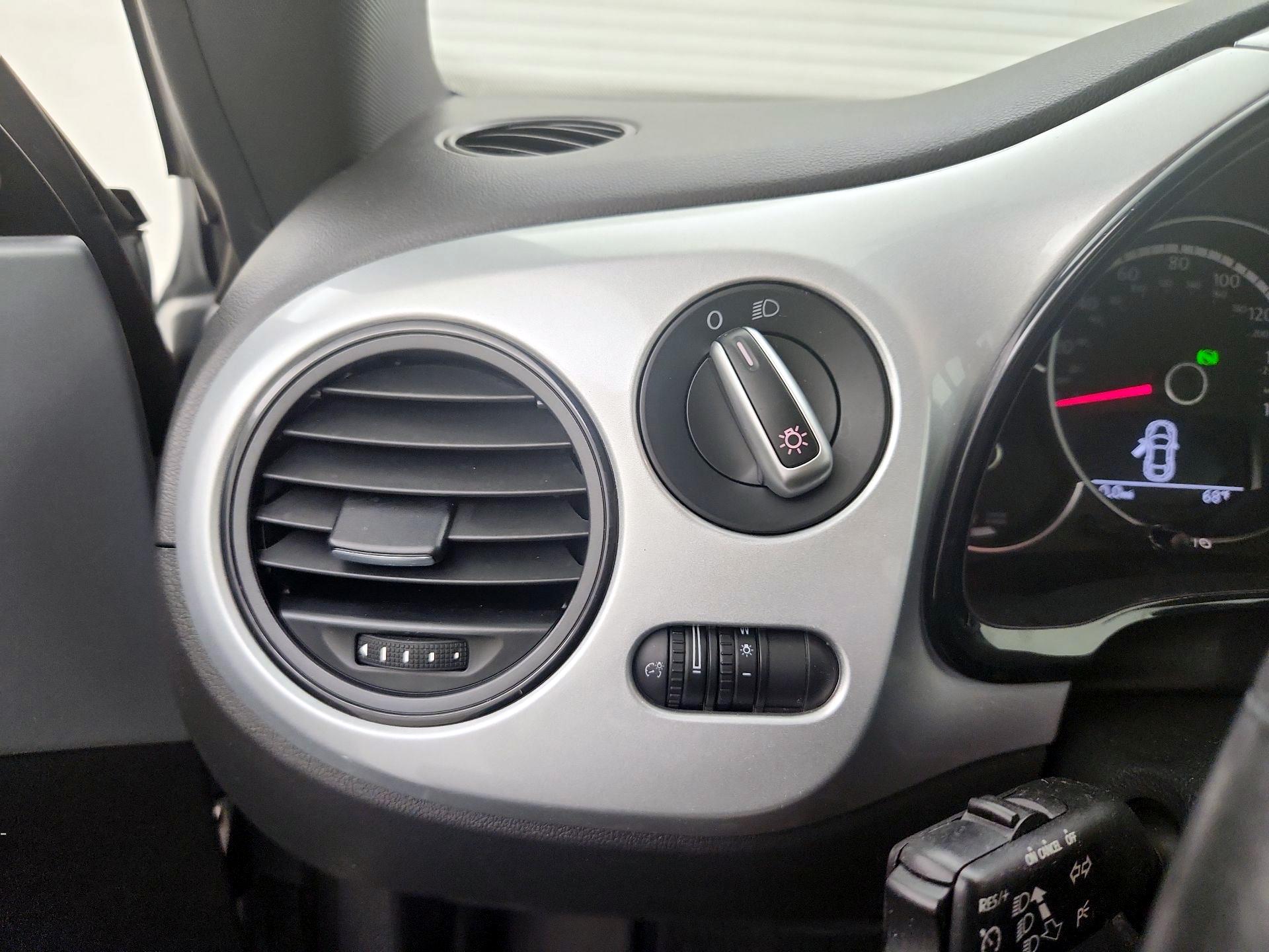 Thumbnail: 2015 Volkswagen Beetle - 13